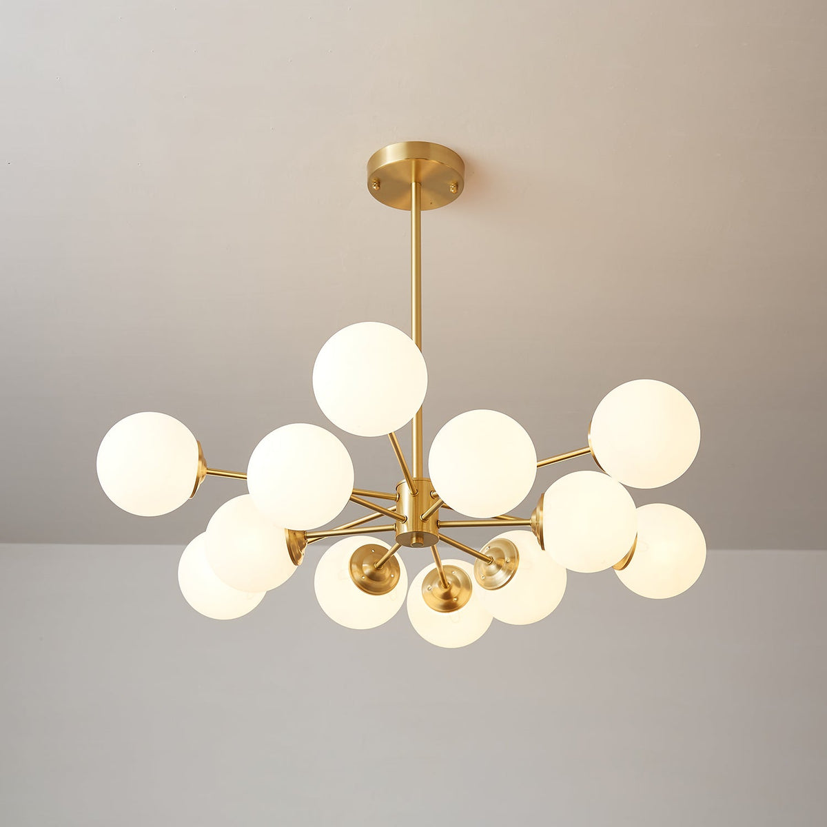 Kronleuchter aus Glaskugeln, Messing, Deckenleuchte, Esszimmer, Wohnzimmer, skandinavisches Design, modernes Interieur | Sansoti