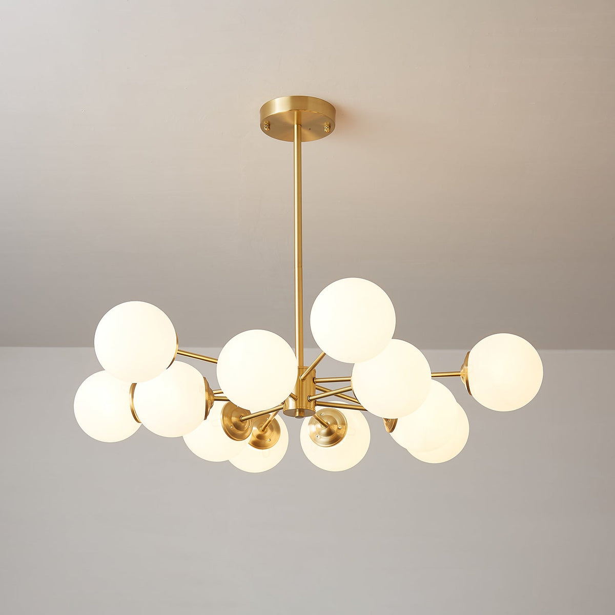 Kronleuchter aus Glaskugeln, Messing, Deckenleuchte, Esszimmer, Wohnzimmer, skandinavisches Design, modernes Interieur | Sansoti