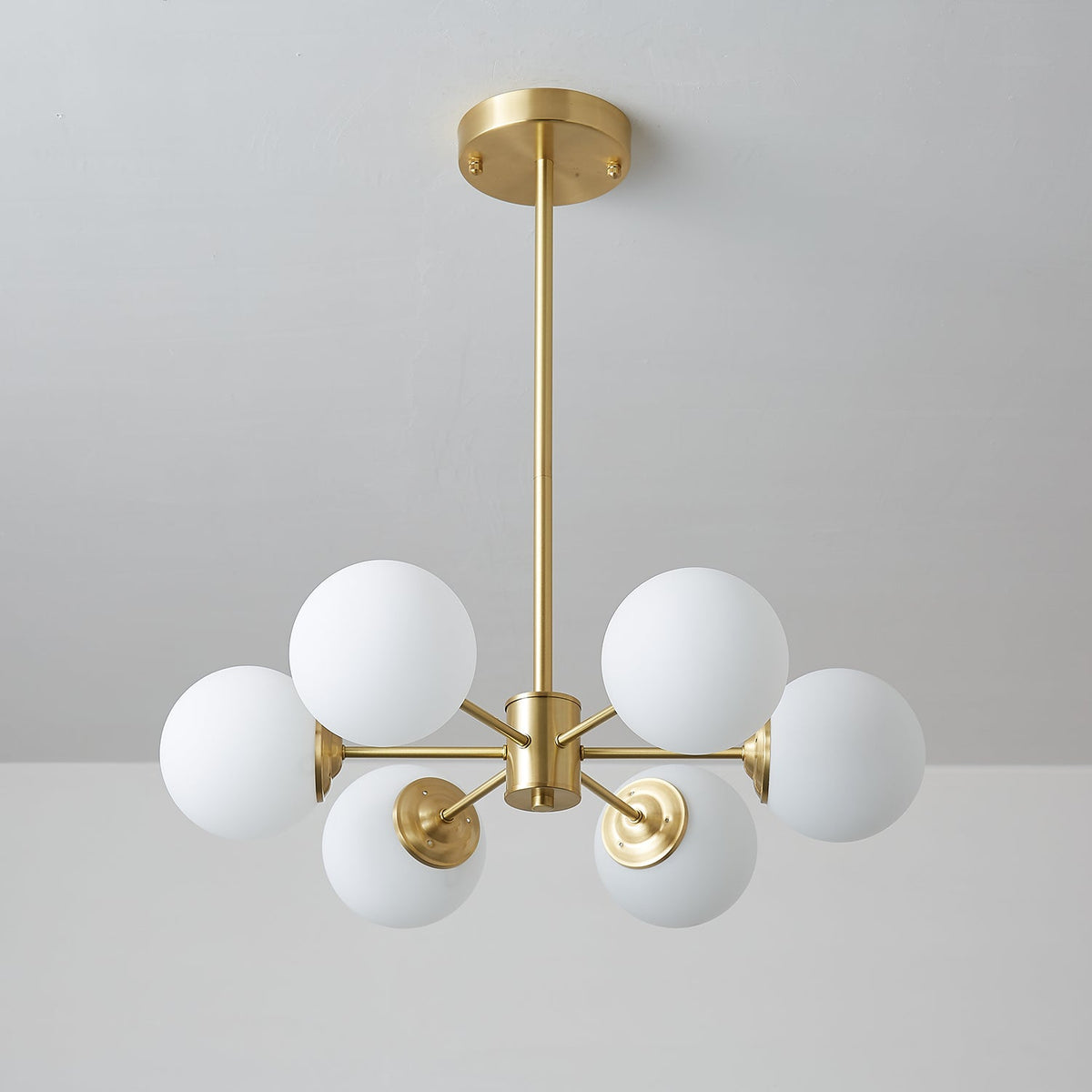 Kronleuchter aus Glaskugeln, Messing, Deckenleuchte, Esszimmer, Wohnzimmer, skandinavisches Design, modernes Interieur | Sansoti