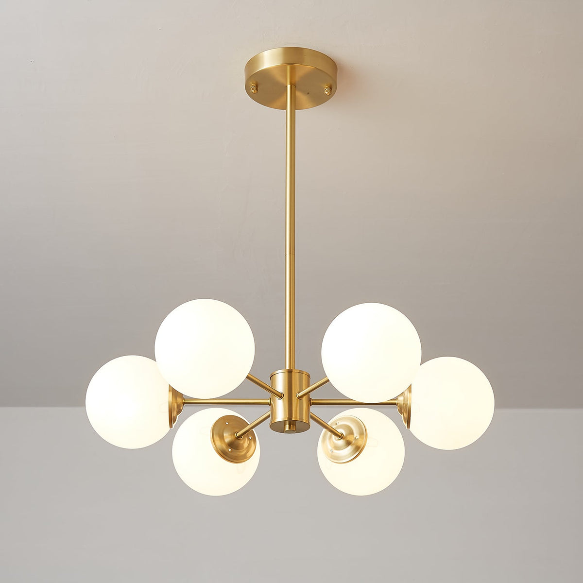 Kronleuchter aus Glaskugeln, Messing, Deckenleuchte, Esszimmer, Wohnzimmer, skandinavisches Design, modernes Interieur | Sansoti