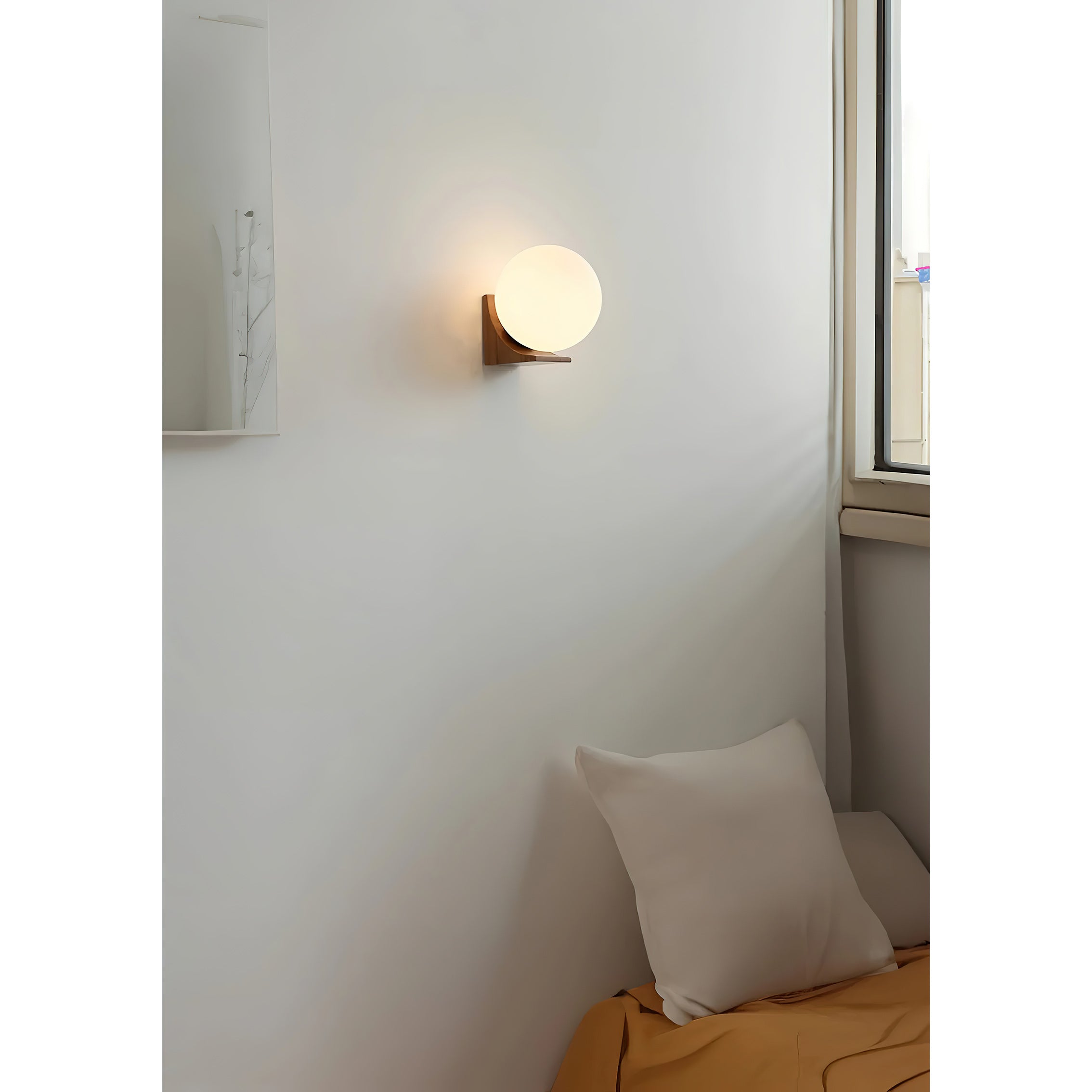 Wandlamp met Glazen Bol en Houten Beugel – Walnoot of Essenhout – Modern Landelijke Stijl | Sansoti