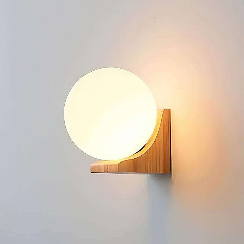 Wandlamp met Glazen Bol en Houten Beugel – Walnoot of Essenhout – Modern Landelijke Stijl | Sansoti