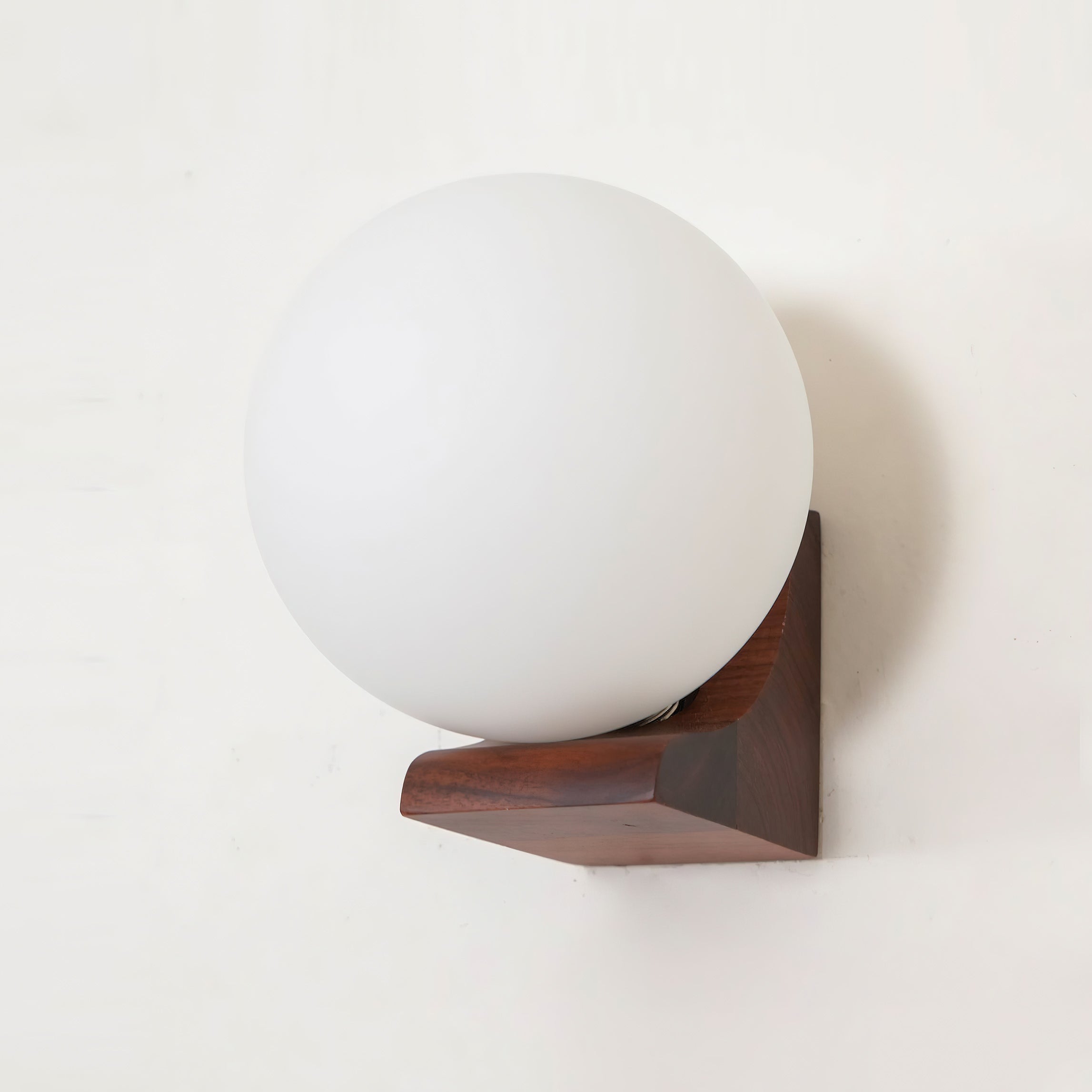 Wandlamp met Glazen Bol en Houten Beugel – Walnoot of Essenhout – Modern Landelijke Stijl | Sansoti