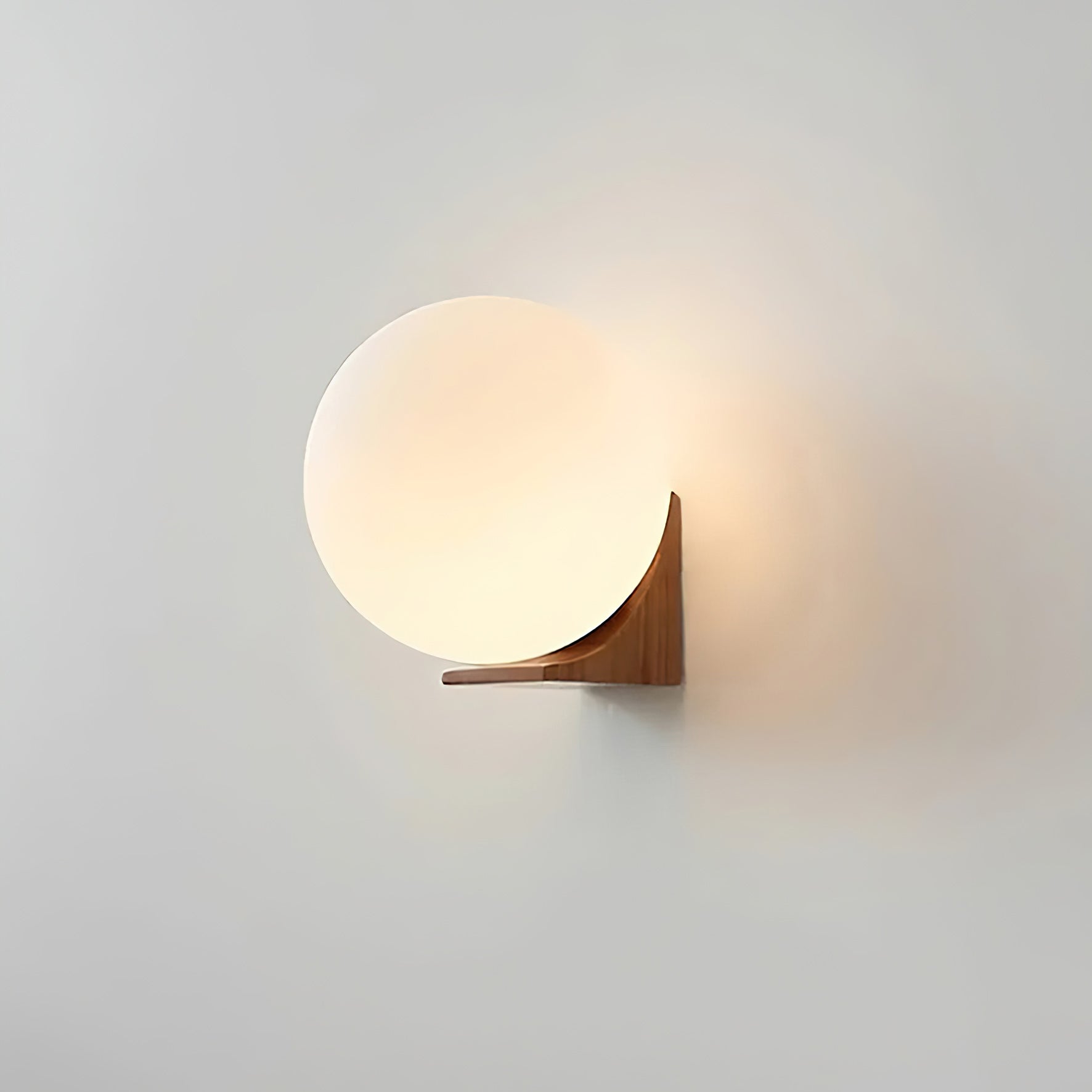 Wandlamp met Glazen Bol en Houten Beugel – Walnoot of Essenhout – Modern Landelijke Stijl | Sansoti