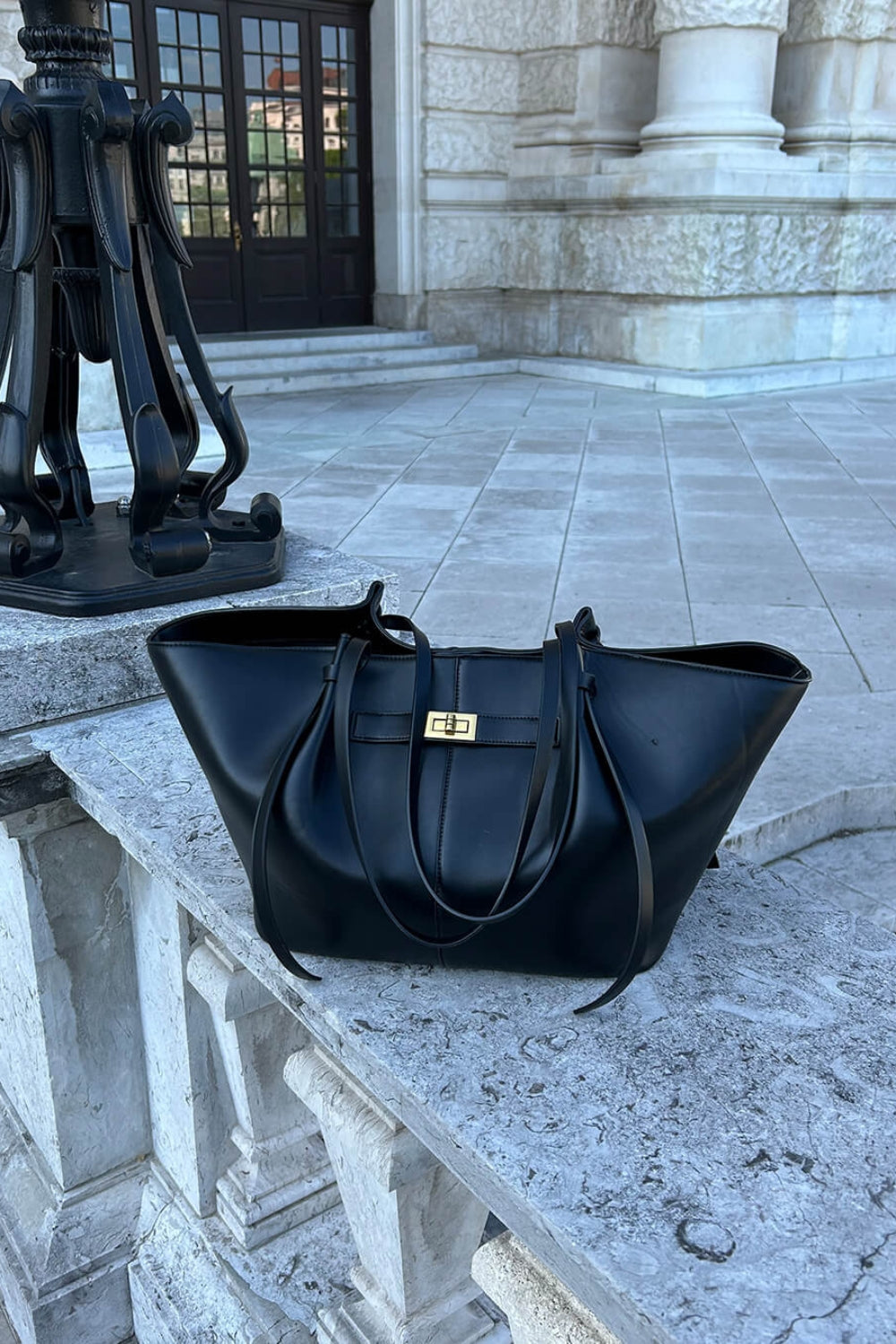 Ruime Shopper Tas met Metalen Sluiting en Comfortabele Schouderhengsels voor Dagelijks Gebruik en Boodschappen | Sansoti