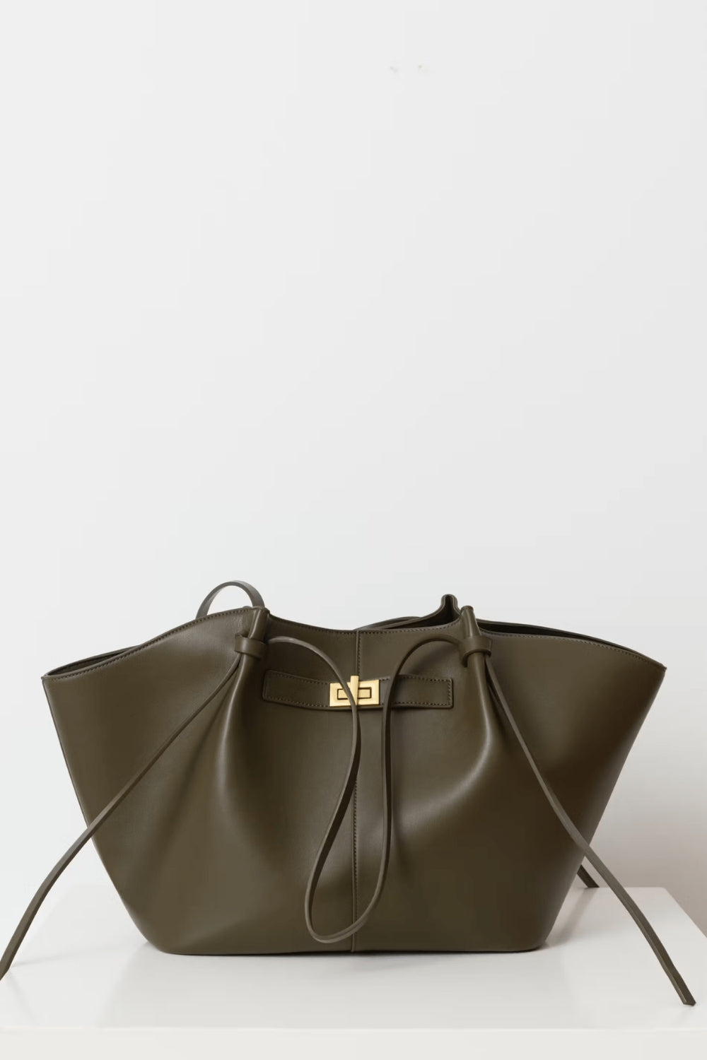 Ruime Shopper Tas met Metalen Sluiting en Comfortabele Schouderhengsels voor Dagelijks Gebruik en Boodschappen | Sansoti