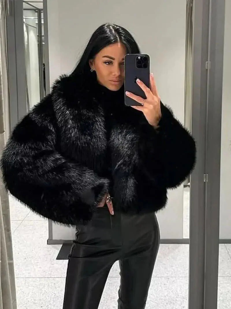 Wintermantel aus Kunstpelz mit breitem Revers - Warmer langer Damenmantel, elegant, Wintermode für draußen | Sansoti