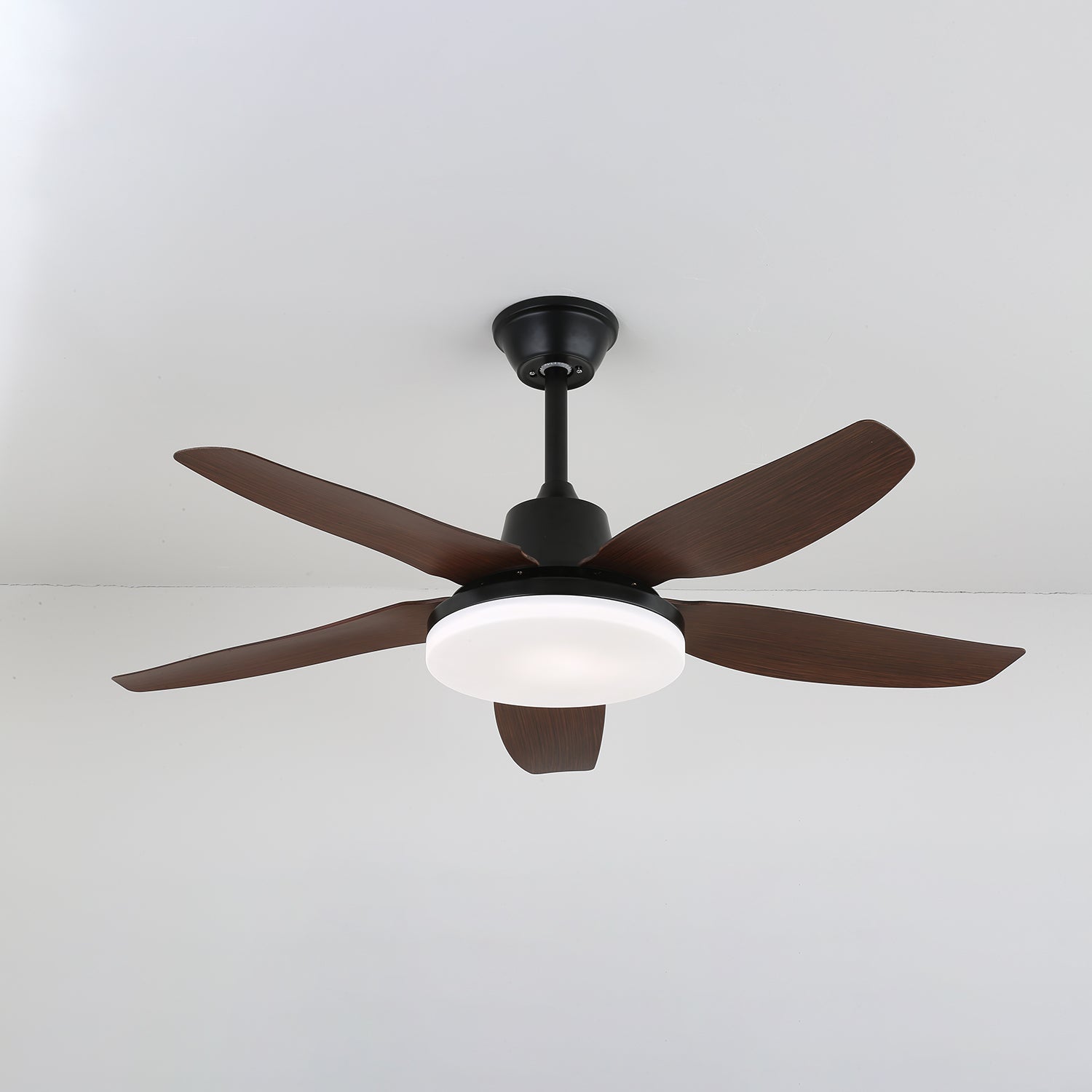 Ventilateur de plafond moderne Luvo avec éclairage et finition en bois – Ø122 cm – Avec télécommande – LED incluse – 6 vitesses | Sansoti