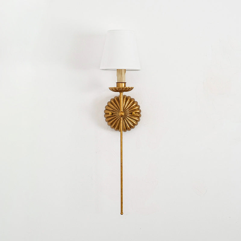 Luxe dubbele wandlamp met stoffen kap en antiek goud bladgoud afwerking voor hal en woonkamer | Sansoti