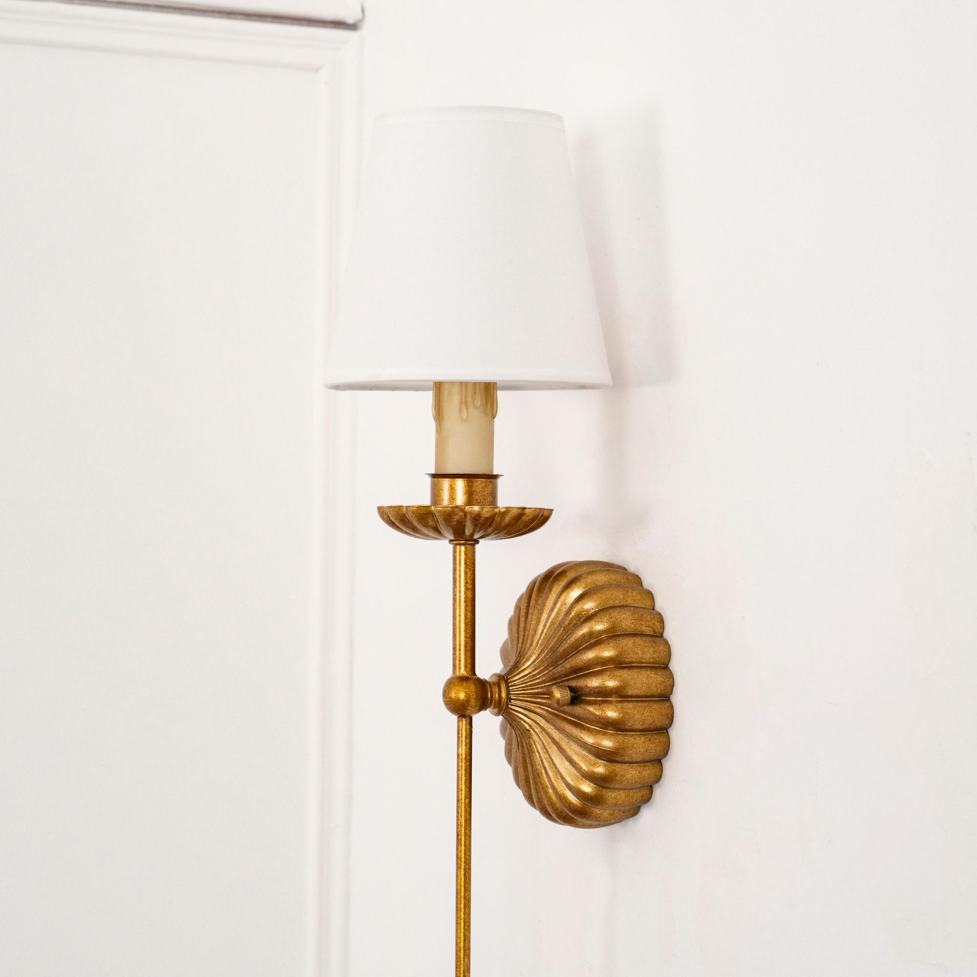 Luxe dubbele wandlamp met stoffen kap en antiek goud bladgoud afwerking voor hal en woonkamer | Sansoti
