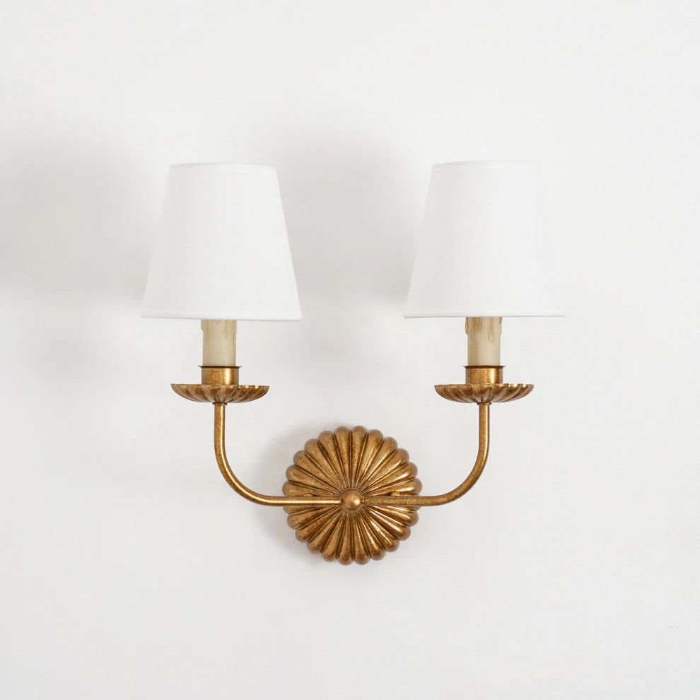 Luxe dubbele wandlamp met stoffen kap en antiek goud bladgoud afwerking voor hal en woonkamer | Sansoti