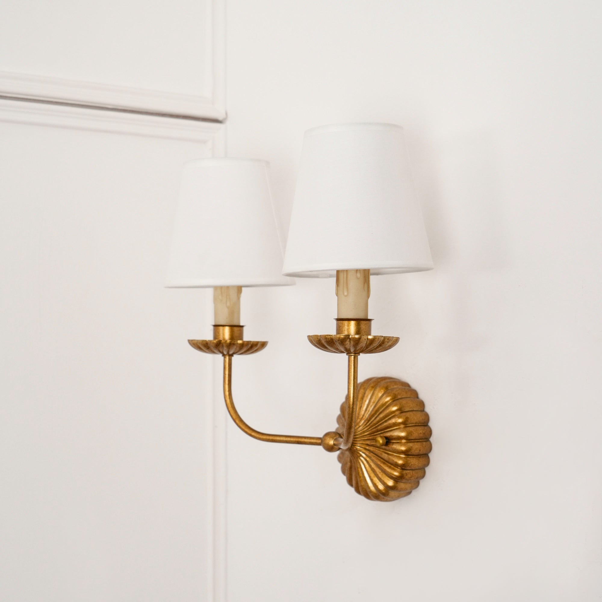 Luxe dubbele wandlamp met stoffen kap en antiek goud bladgoud afwerking voor hal en woonkamer | Sansoti