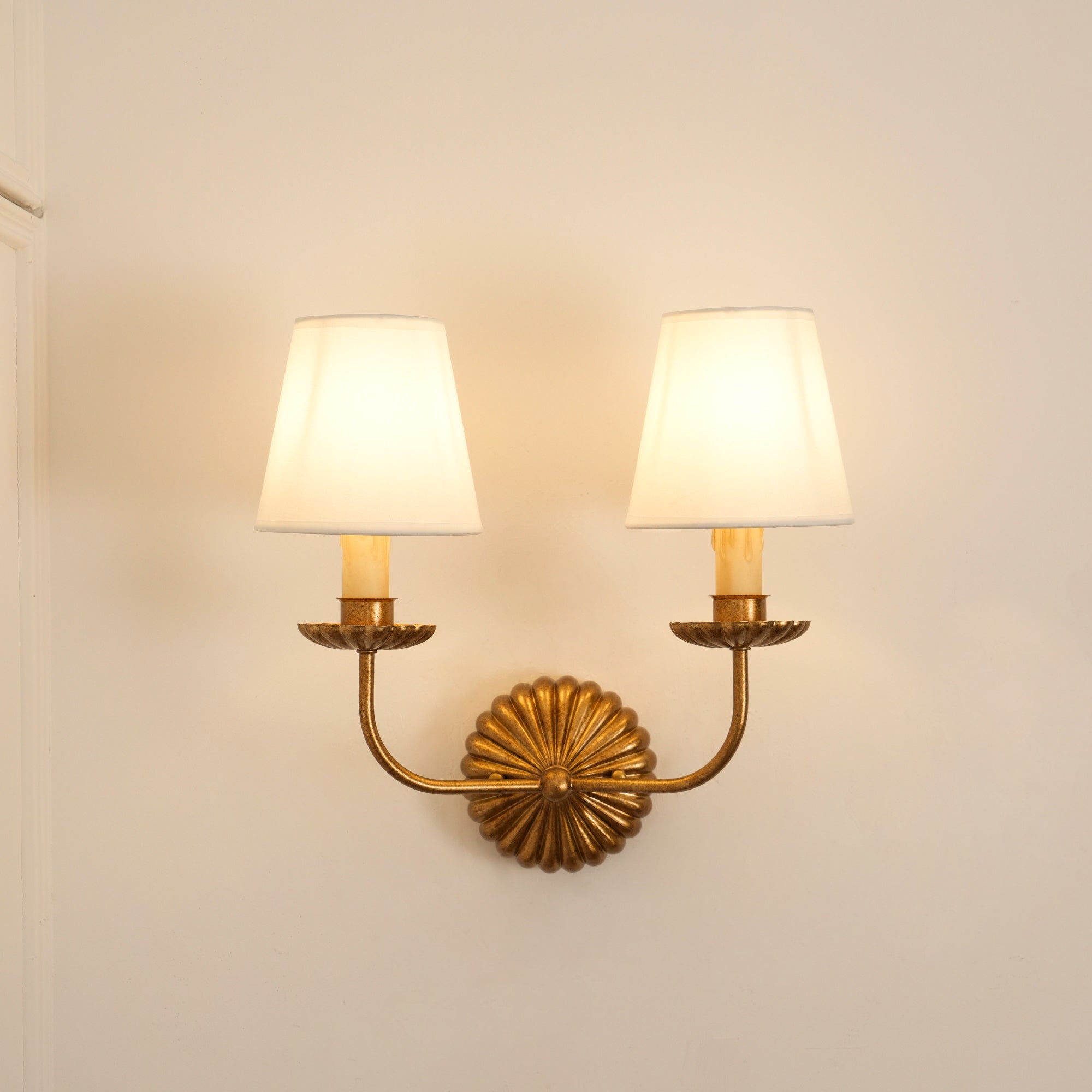 Luxe dubbele wandlamp met stoffen kap en antiek goud bladgoud afwerking voor hal en woonkamer | Sansoti