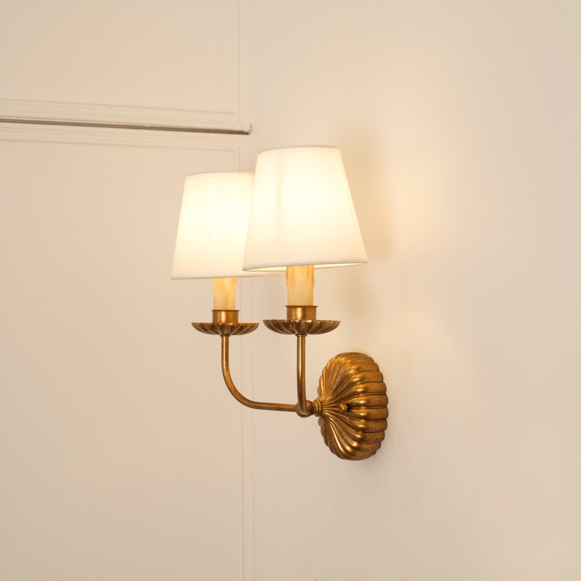 Luxe dubbele wandlamp met stoffen kap en antiek goud bladgoud afwerking voor hal en woonkamer | Sansoti