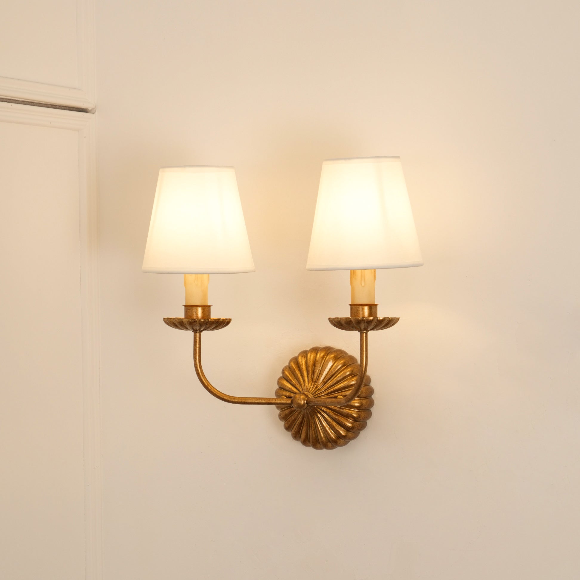 Luxe dubbele wandlamp met stoffen kap en antiek goud bladgoud afwerking voor hal en woonkamer | Sansoti