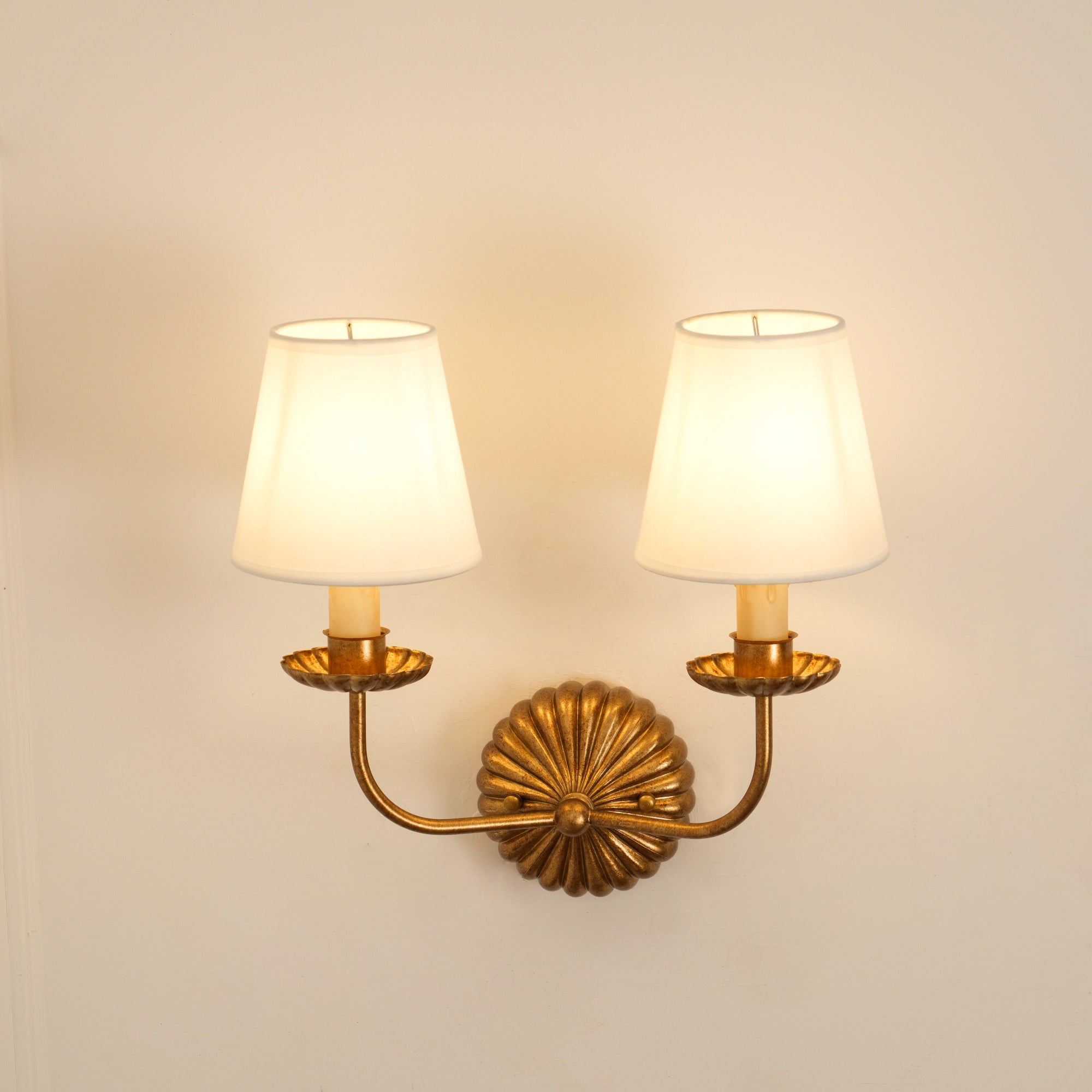 Luxe dubbele wandlamp met stoffen kap en antiek goud bladgoud afwerking voor hal en woonkamer | Sansoti