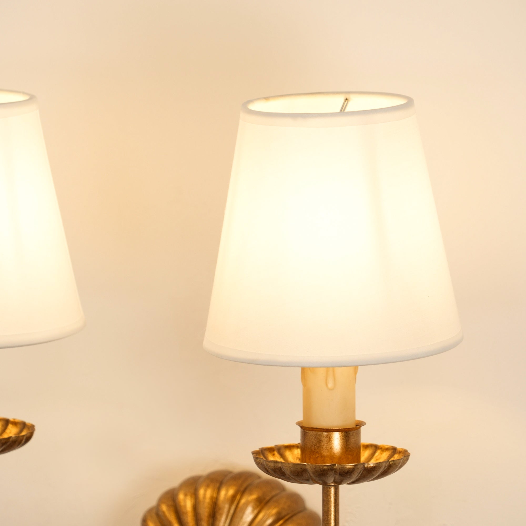 Luxe dubbele wandlamp met stoffen kap en antiek goud bladgoud afwerking voor hal en woonkamer | Sansoti