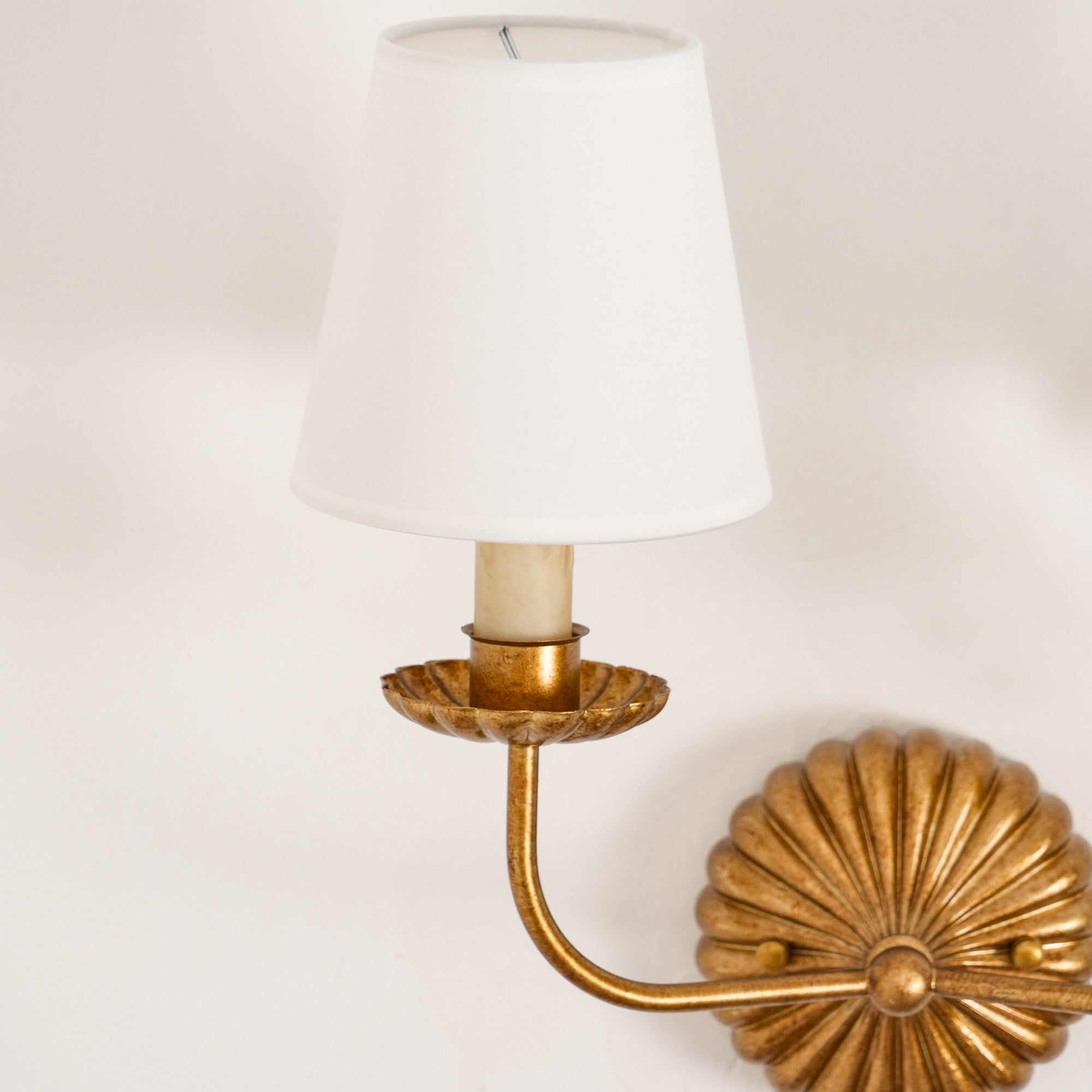 Luxe dubbele wandlamp met stoffen kap en antiek goud bladgoud afwerking voor hal en woonkamer | Sansoti