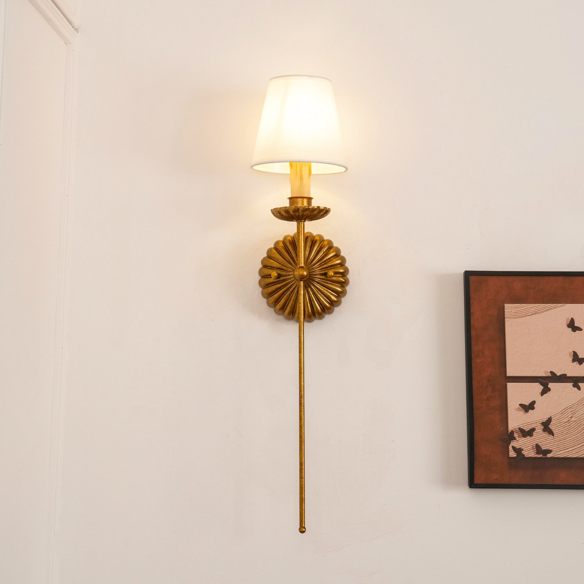 Luxe dubbele wandlamp met stoffen kap en antiek goud bladgoud afwerking voor hal en woonkamer | Sansoti