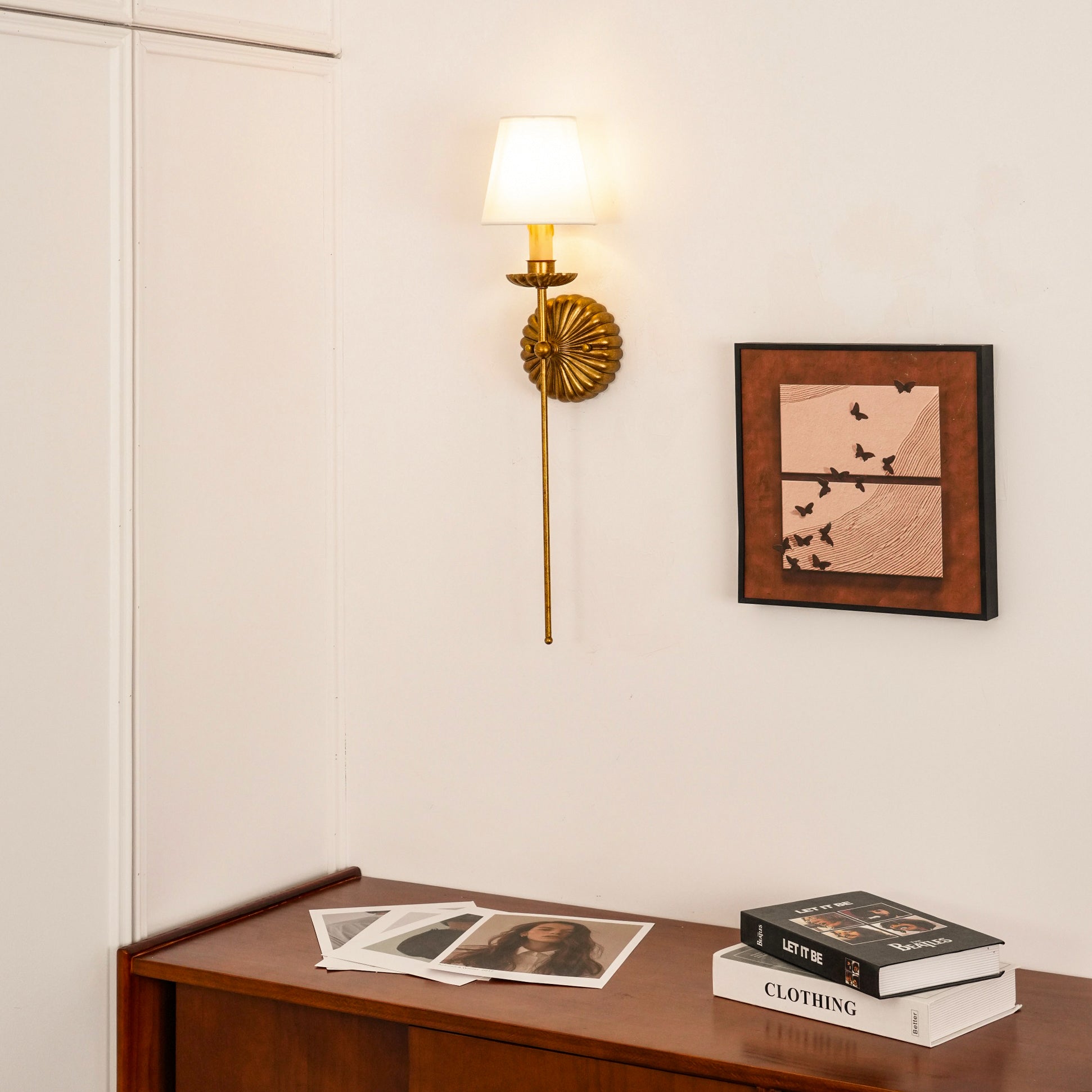 Luxe dubbele wandlamp met stoffen kap en antiek goud bladgoud afwerking voor hal en woonkamer | Sansoti