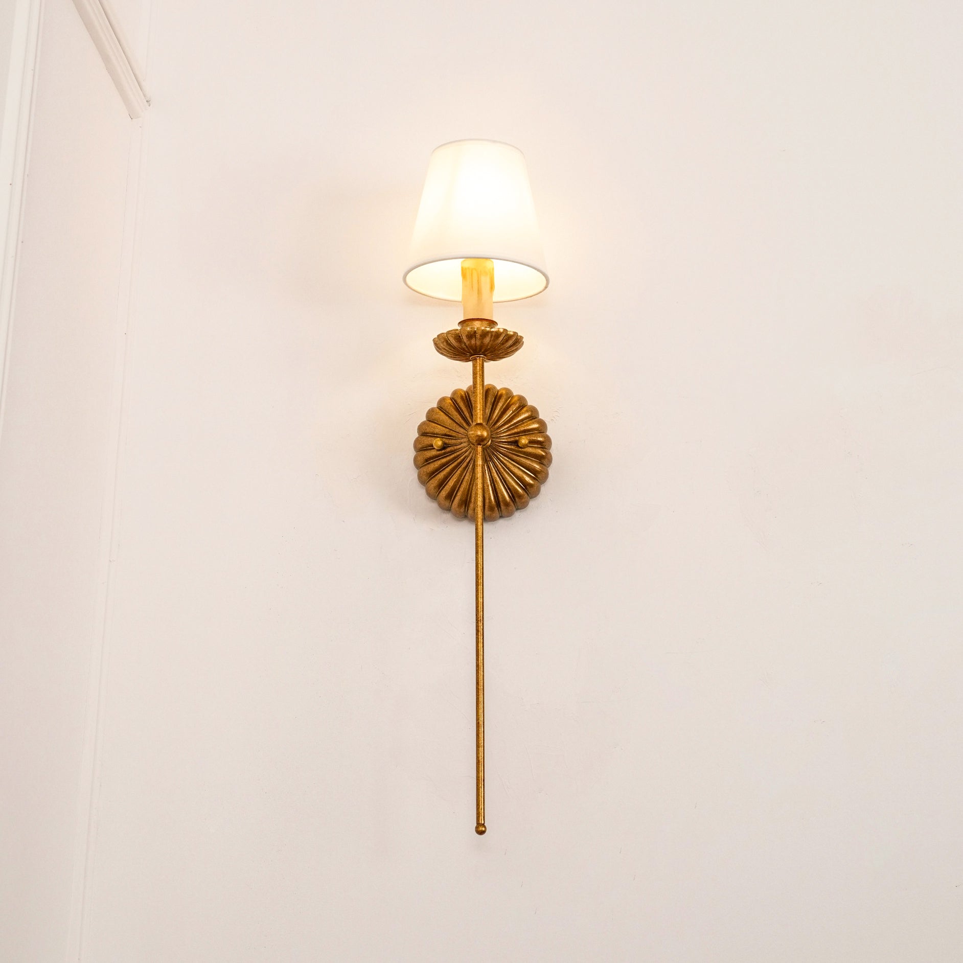 Luxe dubbele wandlamp met stoffen kap en antiek goud bladgoud afwerking voor hal en woonkamer | Sansoti