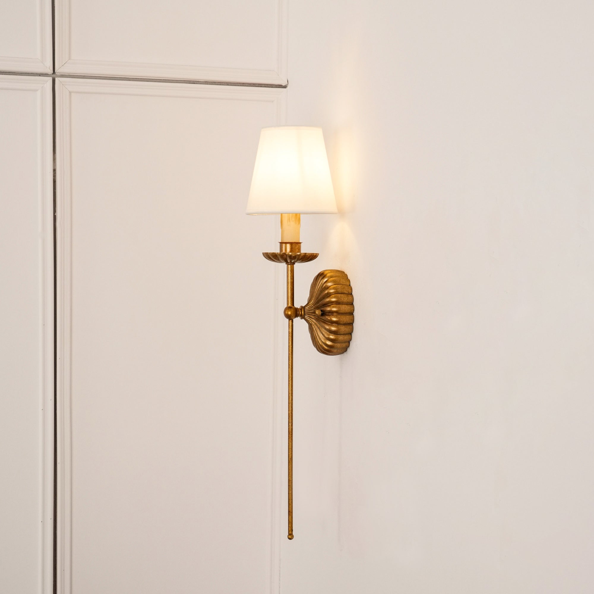 Luxe dubbele wandlamp met stoffen kap en antiek goud bladgoud afwerking voor hal en woonkamer | Sansoti