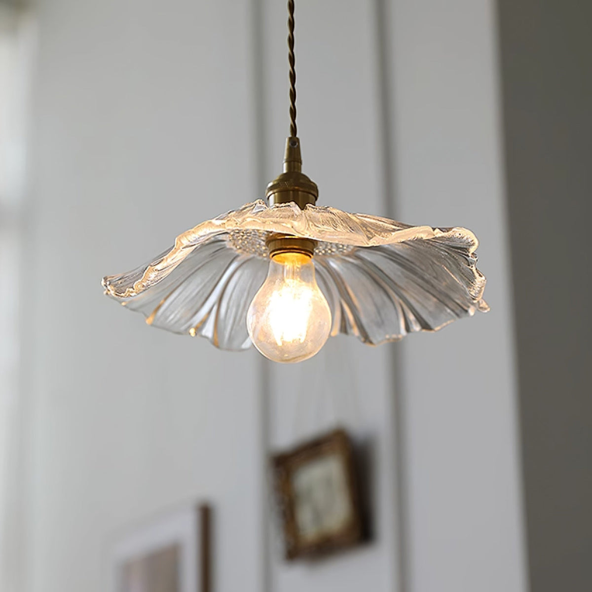Glas-Blumen-Decken- und Hängeleuchte mit Messing-Innenlicht im Retro-Design für Esszimmer und Schlafzimmer | Sansoti