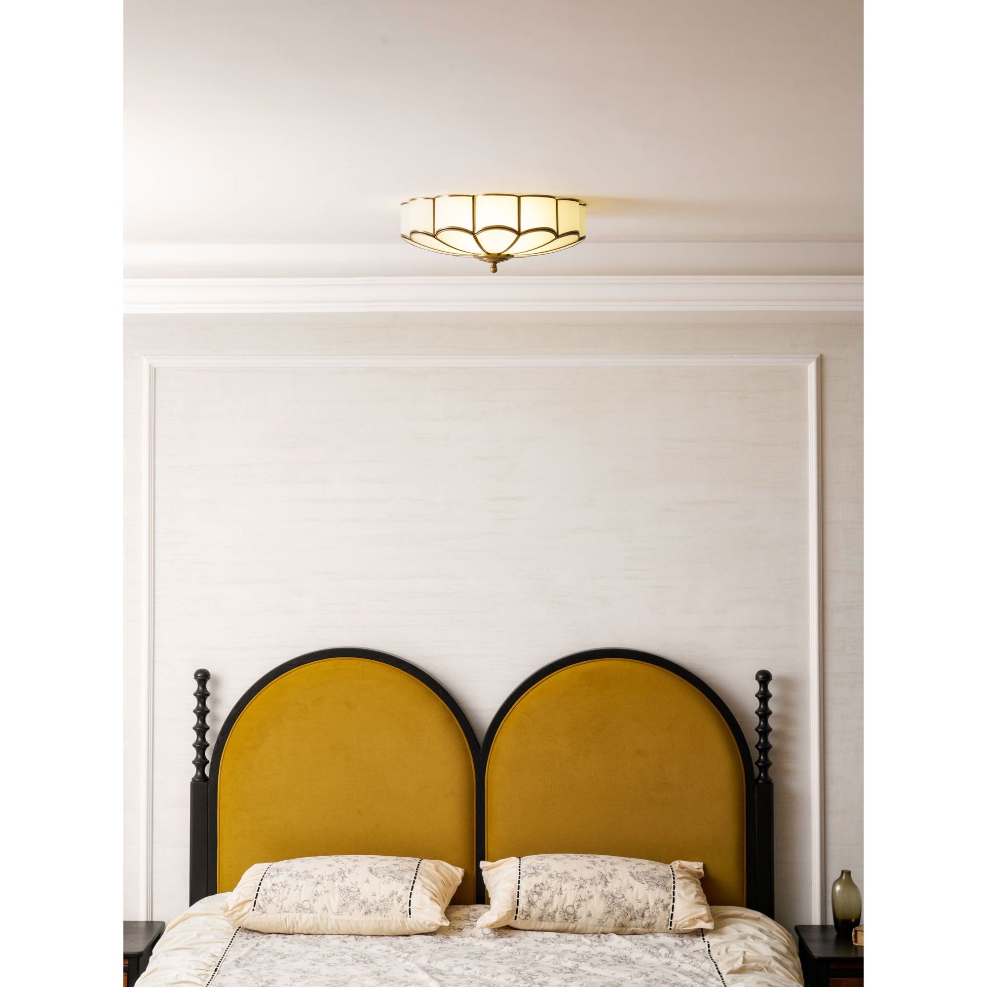 Blumenförmige Deckenlampe aus Glas mit Messing-Finish – Postmodernes Design mit 3, 4 oder 6 Lichtern | Restfield