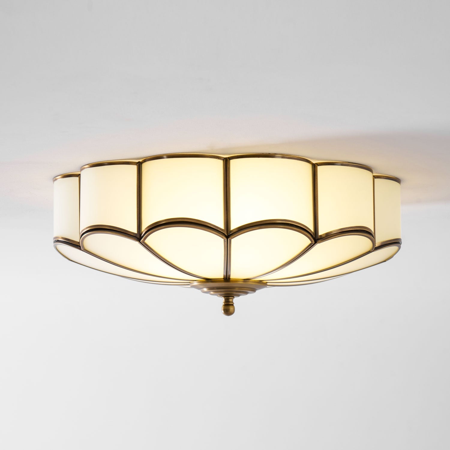 Blumenförmige Deckenlampe aus Glas mit Messing-Finish – Postmodernes Design mit 3, 4 oder 6 Lichtern | Restfield