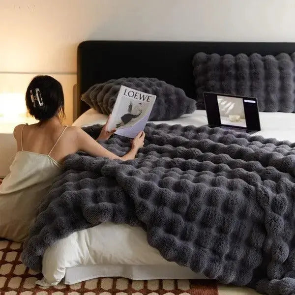Kuschelig weiche Fleecedecke mit Blasentextur für Sofa und Bett - Winterwärme, dekorative Decke im skandinavischen Stil | Sansoti
