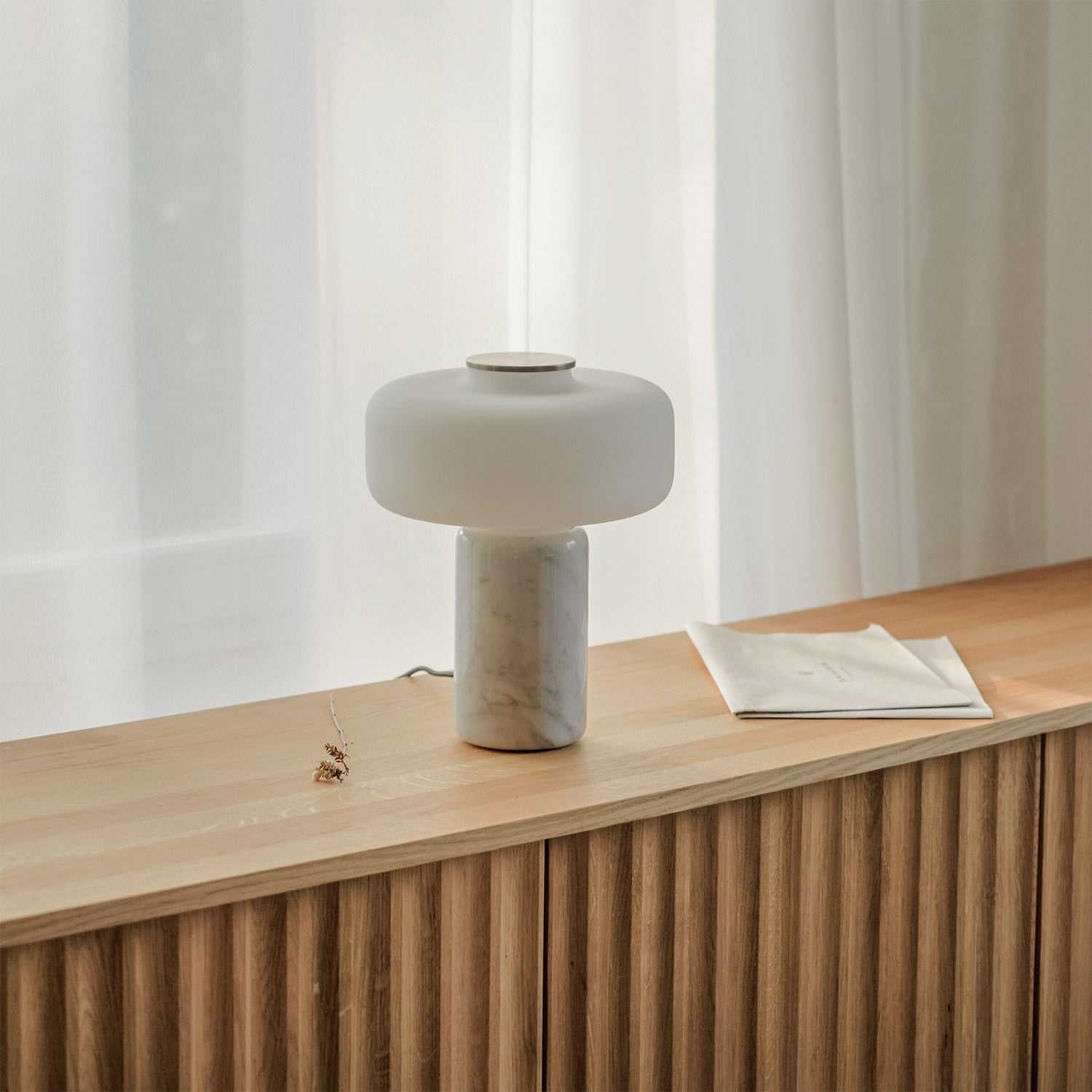 Oplaadbare Marmeren Tafellamp met Opaalglaskapje – Dimbaar Draadloos Sfeerlicht met Natuursteen Basis voor Woonkamer Slaapkamer Luxe Interieur | Sansoti