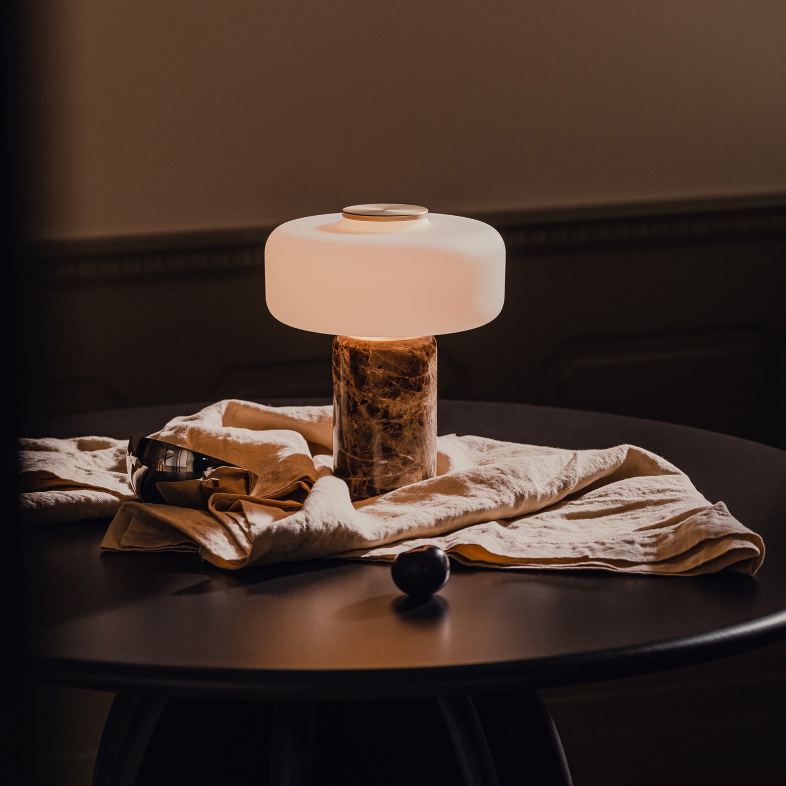 Oplaadbare Marmeren Tafellamp met Opaalglaskapje – Dimbaar Draadloos Sfeerlicht met Natuursteen Basis voor Woonkamer Slaapkamer Luxe Interieur | Sansoti