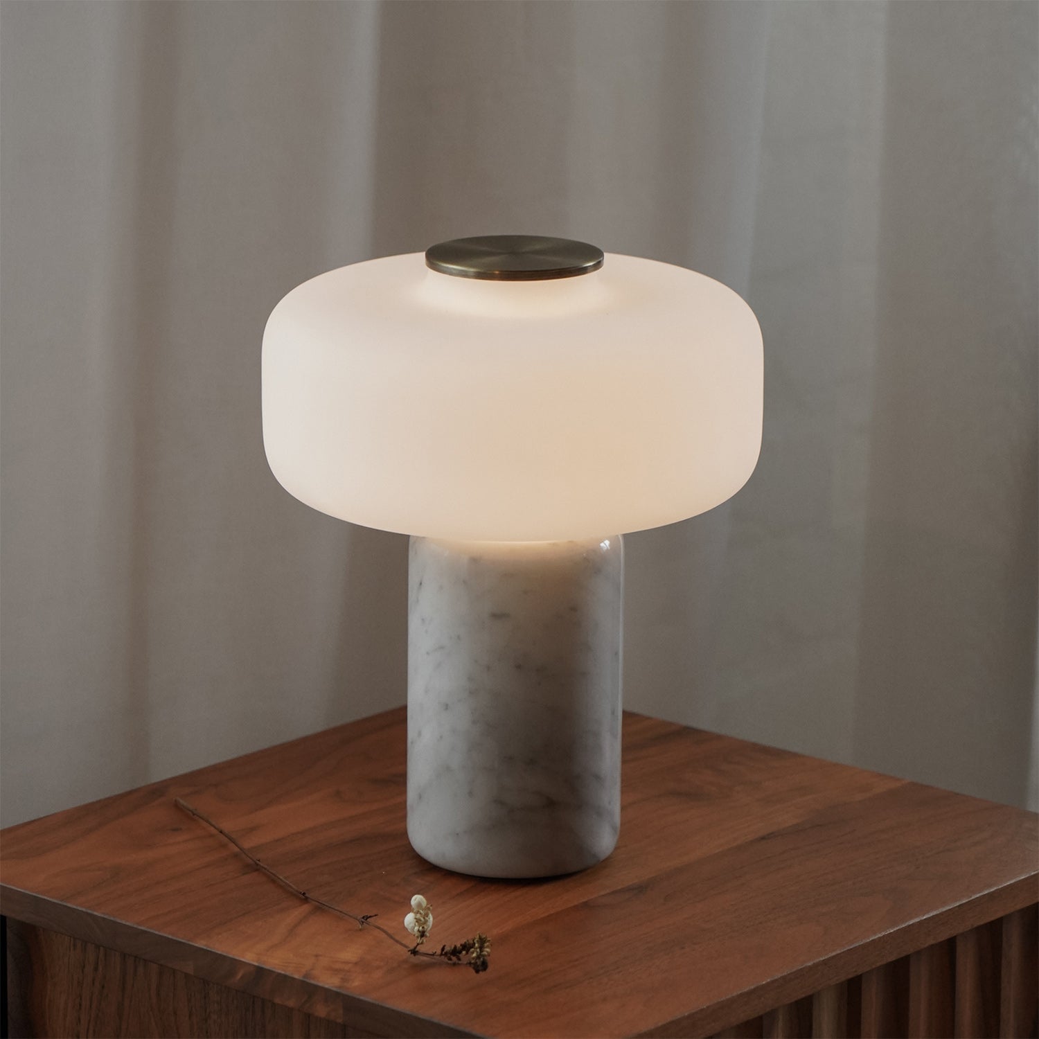 Oplaadbare Marmeren Tafellamp met Opaalglaskapje – Dimbaar Draadloos Sfeerlicht met Natuursteen Basis voor Woonkamer Slaapkamer Luxe Interieur | Sansoti
