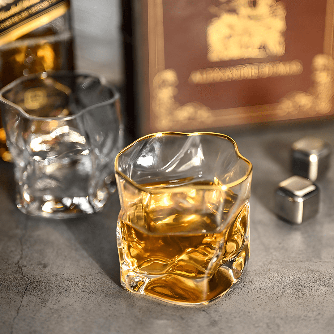 Japanisches Kristall-Whiskyglas mit goldfarbenem Akzent und Reliefstruktur - Premium-Trinkglas für Whisky, Cocktails und Spirituosen zu Hause | Sansoti