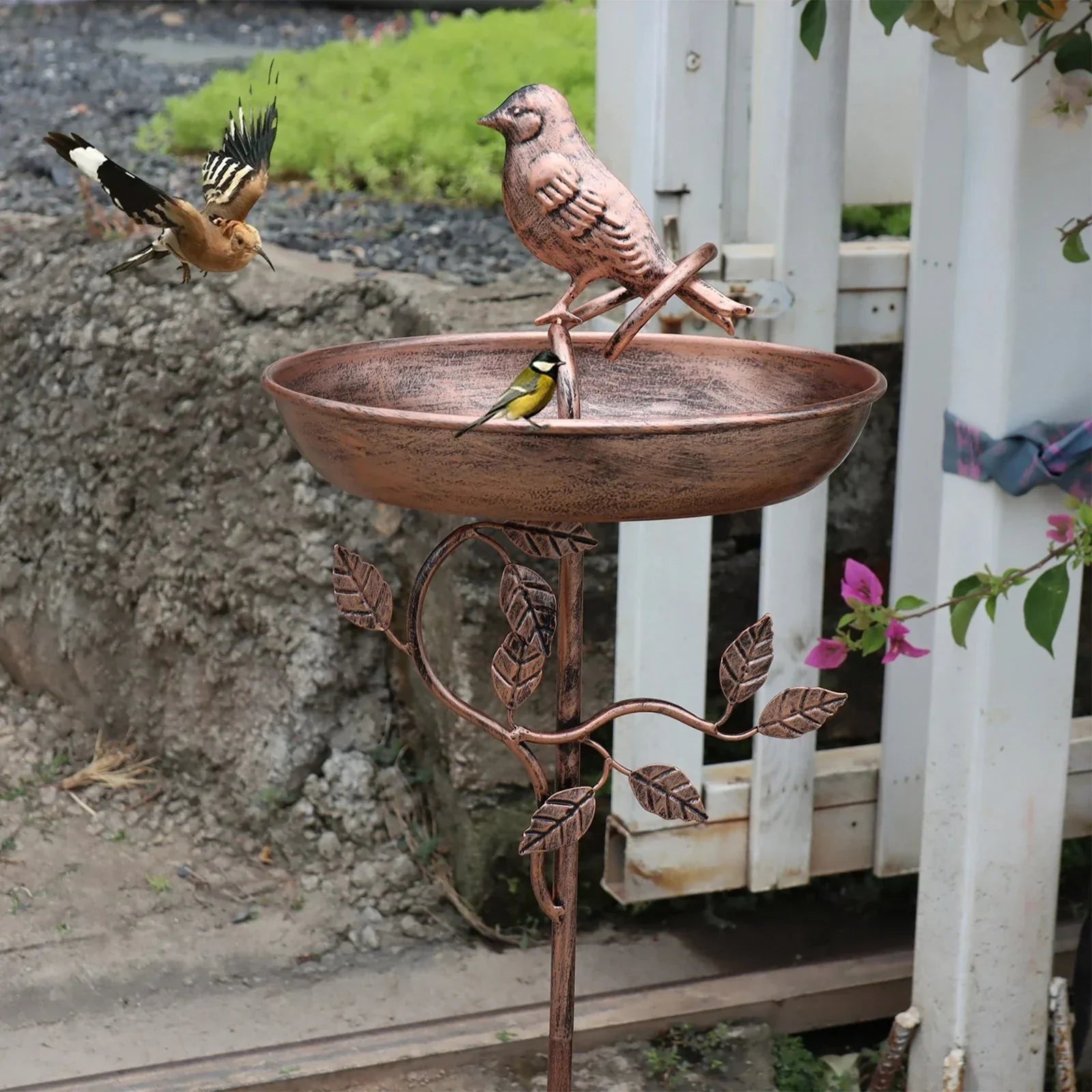 Metalen Vogelbad op Sierlijke Grondpen voor Wilde Vogels in de Tuin | Sansoti