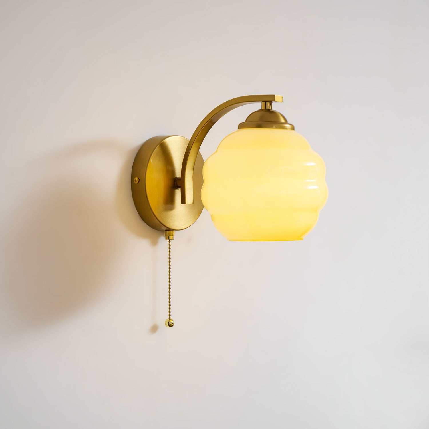 Art Deco Wandlamp met Gebogen Glazen Kap Vintage Stijl | Sansoti