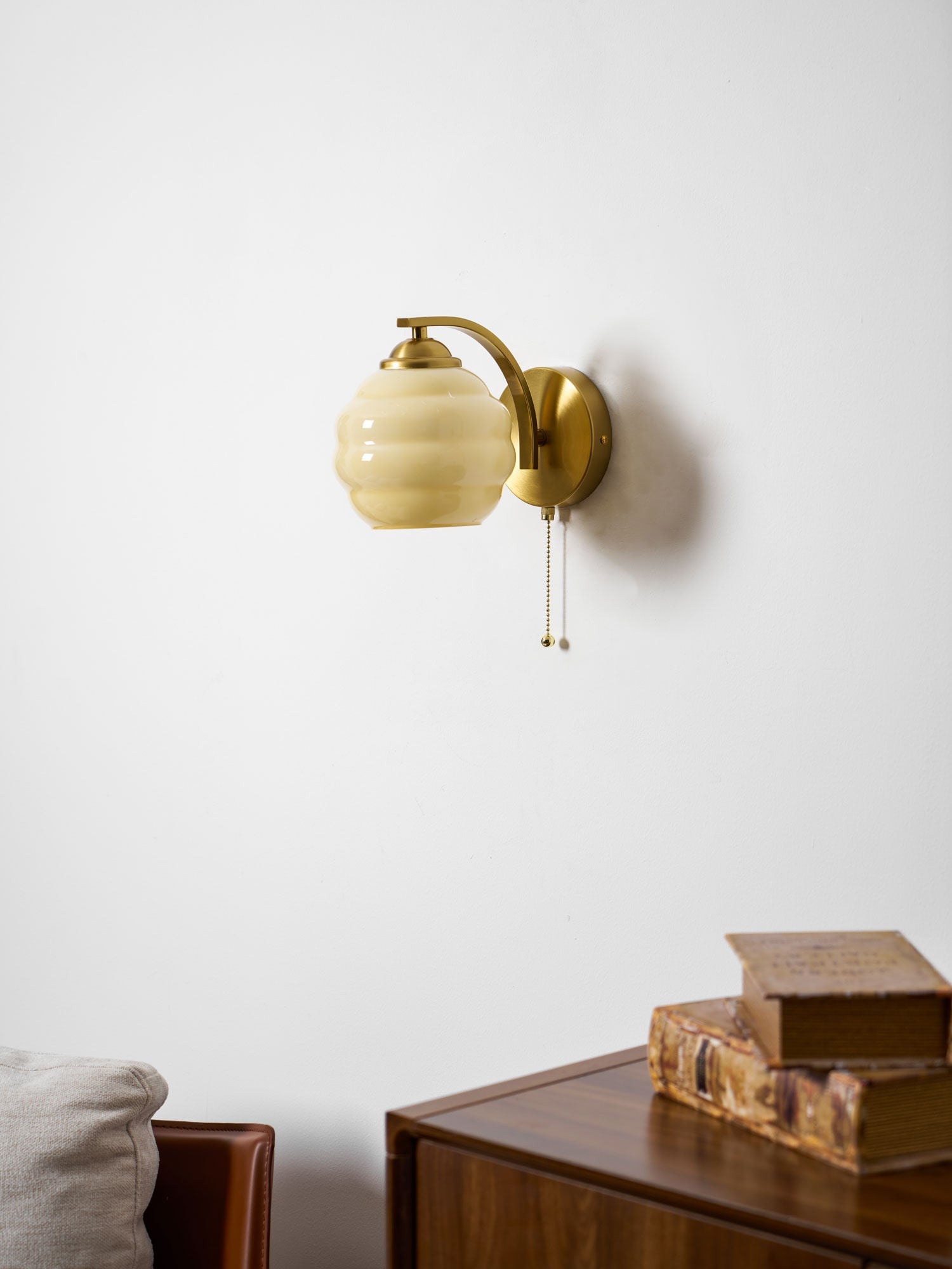 Art Deco Wandlamp met Gebogen Glazen Kap Vintage Stijl | Sansoti