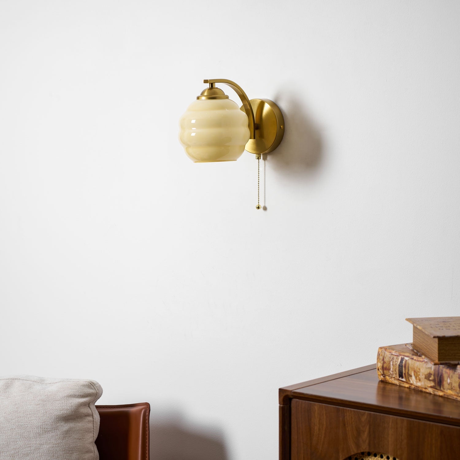 Art Deco Wandlamp met Gebogen Glazen Kap Vintage Stijl | Sansoti