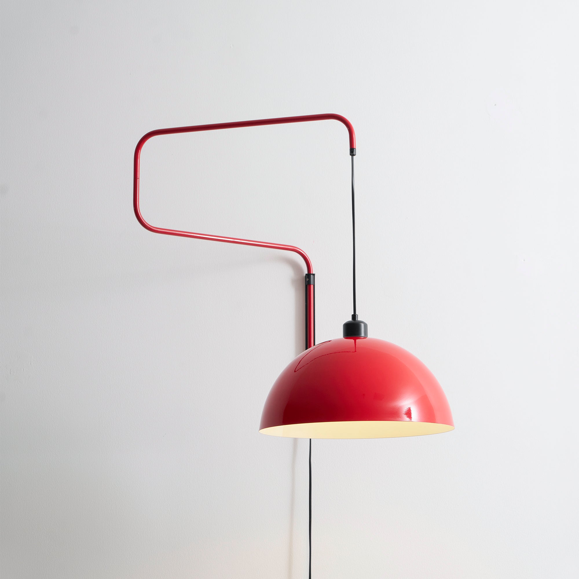 Geometrische Wandlamp Plug-In met Dimfunctie – Rood & Zwart Metalen Design – 3 Maten S/M/L | Sansoti