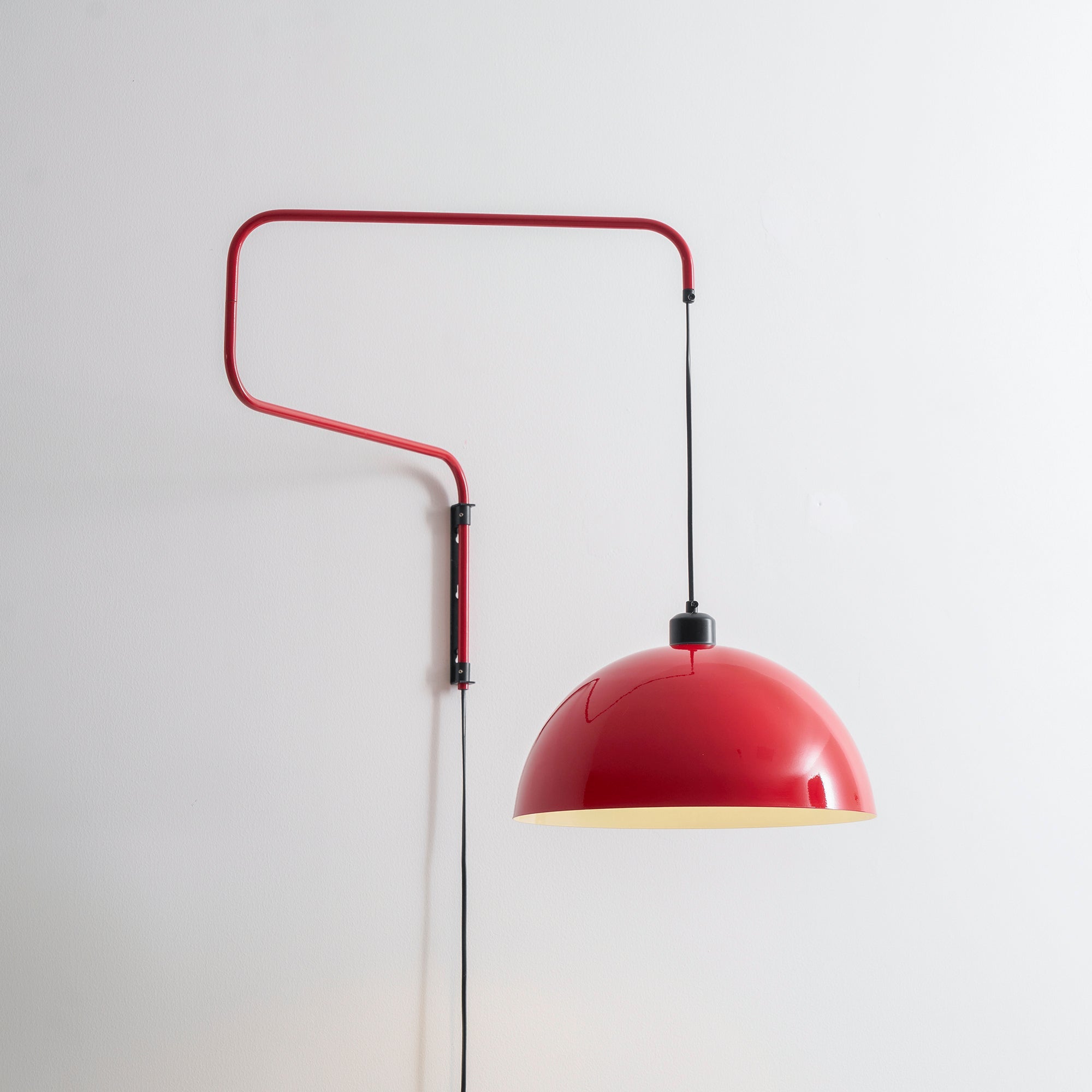 Geometrische Wandlamp Plug-In met Dimfunctie – Rood & Zwart Metalen Design – 3 Maten S/M/L | Sansoti