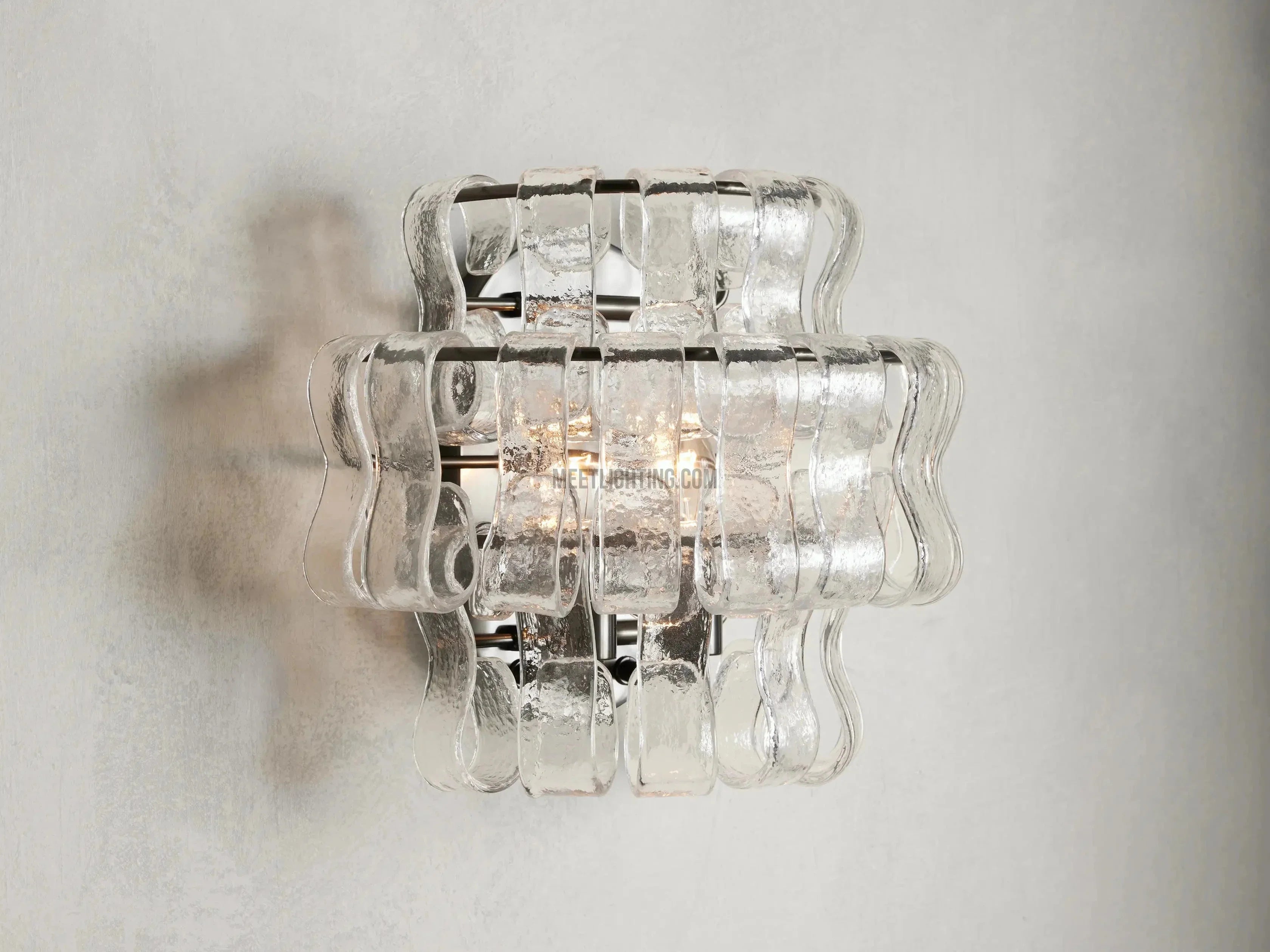 Applique murale avec verre incurvé texturé et finition en laiton pour une lumière chaleureuse dans le salon et la chambre | Sansoti