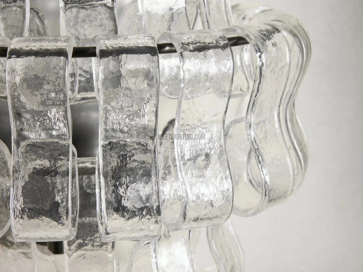 Applique murale avec verre incurvé texturé et finition en laiton pour une lumière chaleureuse dans le salon et la chambre | Sansoti