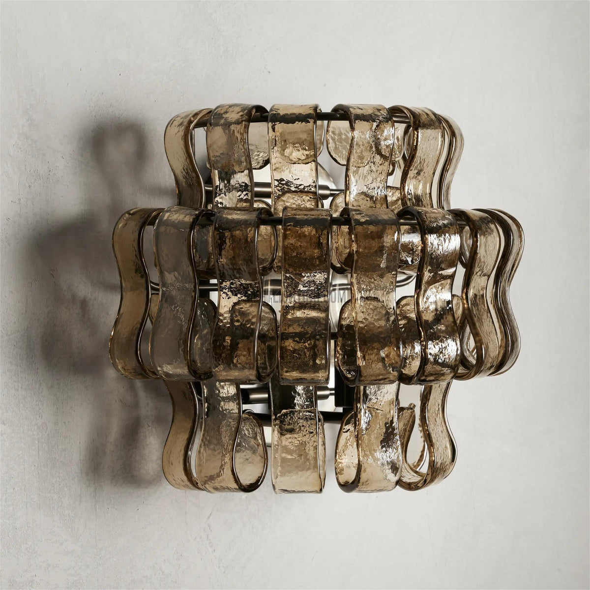 Applique murale avec verre incurvé texturé et finition en laiton pour une lumière chaleureuse dans le salon et la chambre | Sansoti