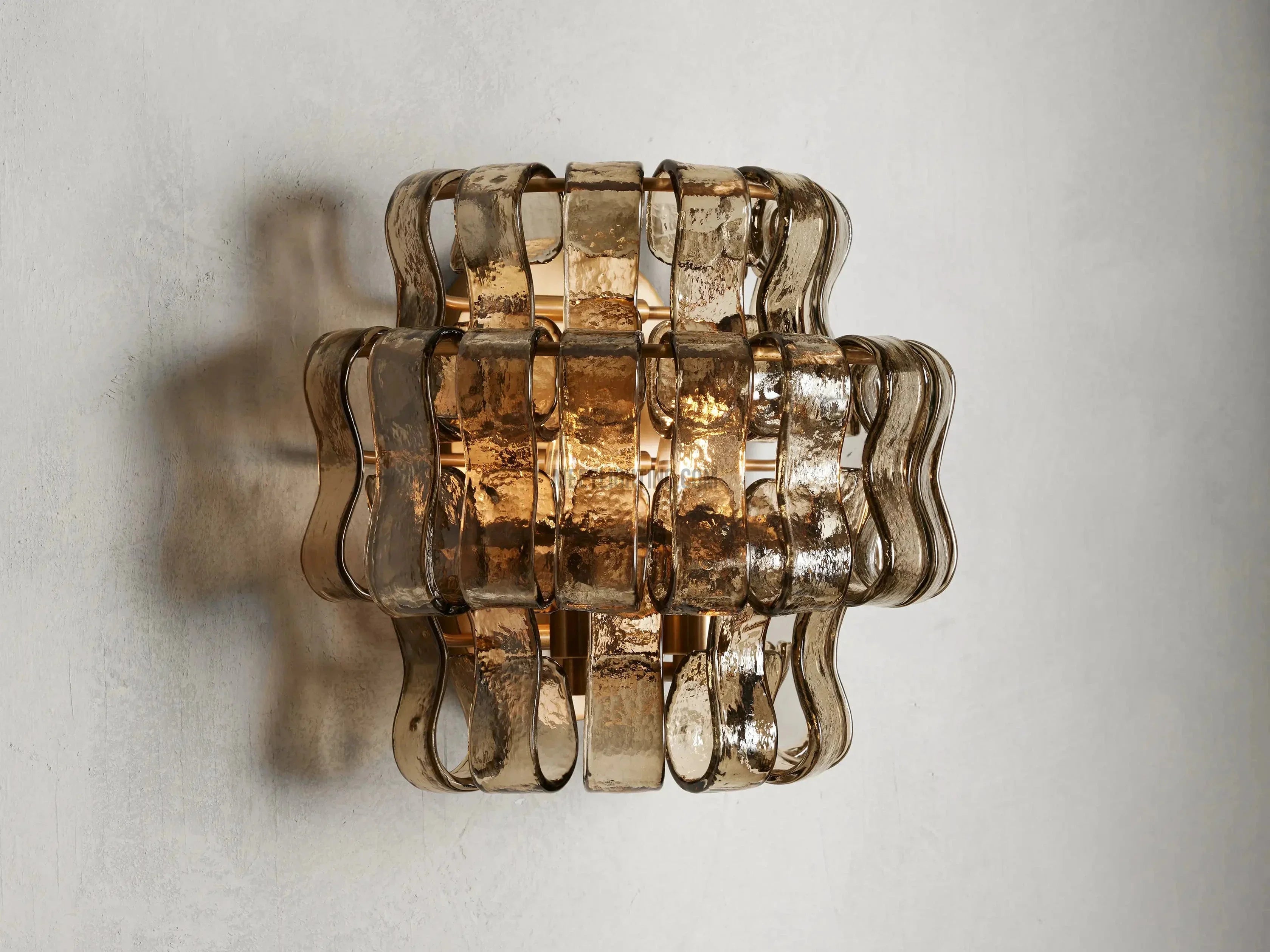 Applique murale avec verre incurvé texturé et finition en laiton pour une lumière chaleureuse dans le salon et la chambre | Sansoti