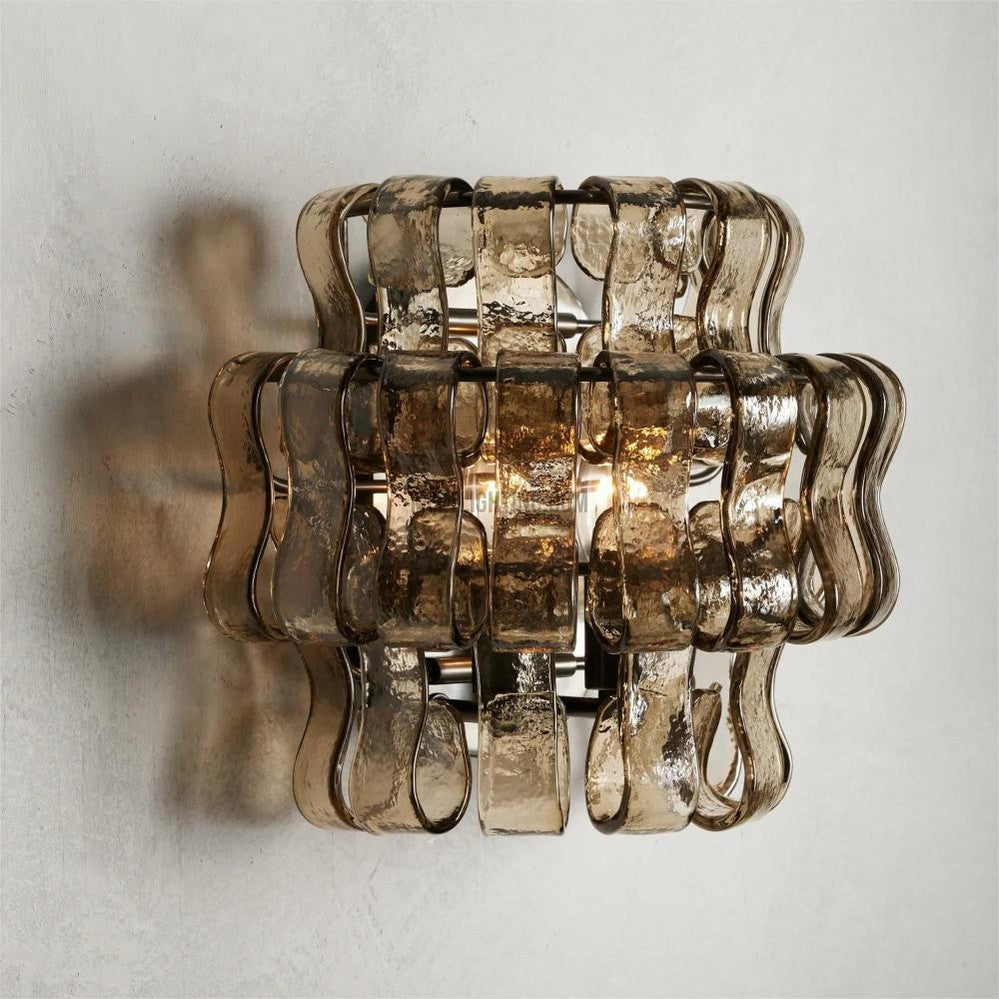Applique murale avec verre incurvé texturé et finition en laiton pour une lumière chaleureuse dans le salon et la chambre | Sansoti