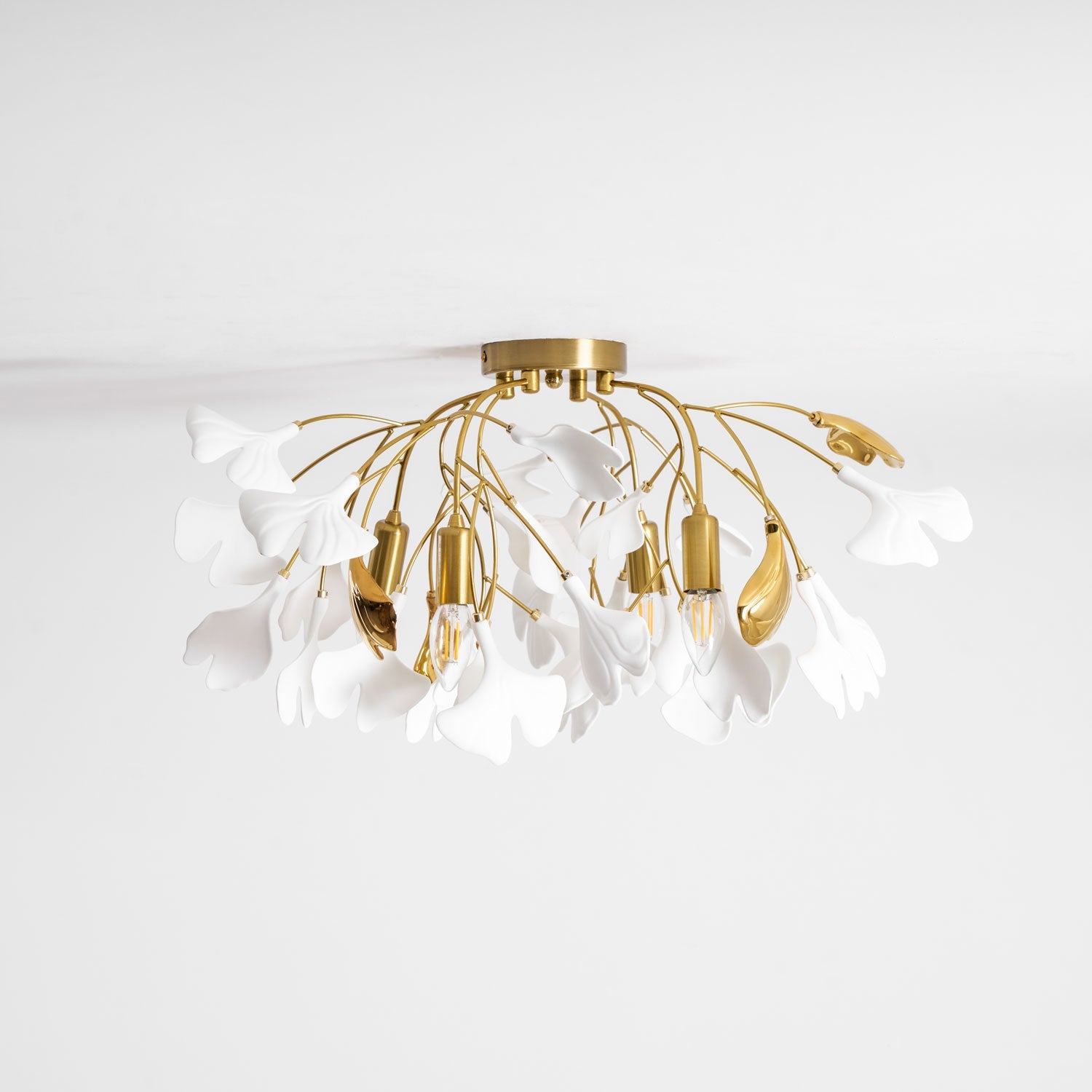 Keramische Hanglamp Ginkgo-Blad – Goudkleurige Armatuur met Witte Bladeren – Modern Natuurgeïnspireerd Design voor Woonkamer Eetkamer Slaapkamer | Sansoti