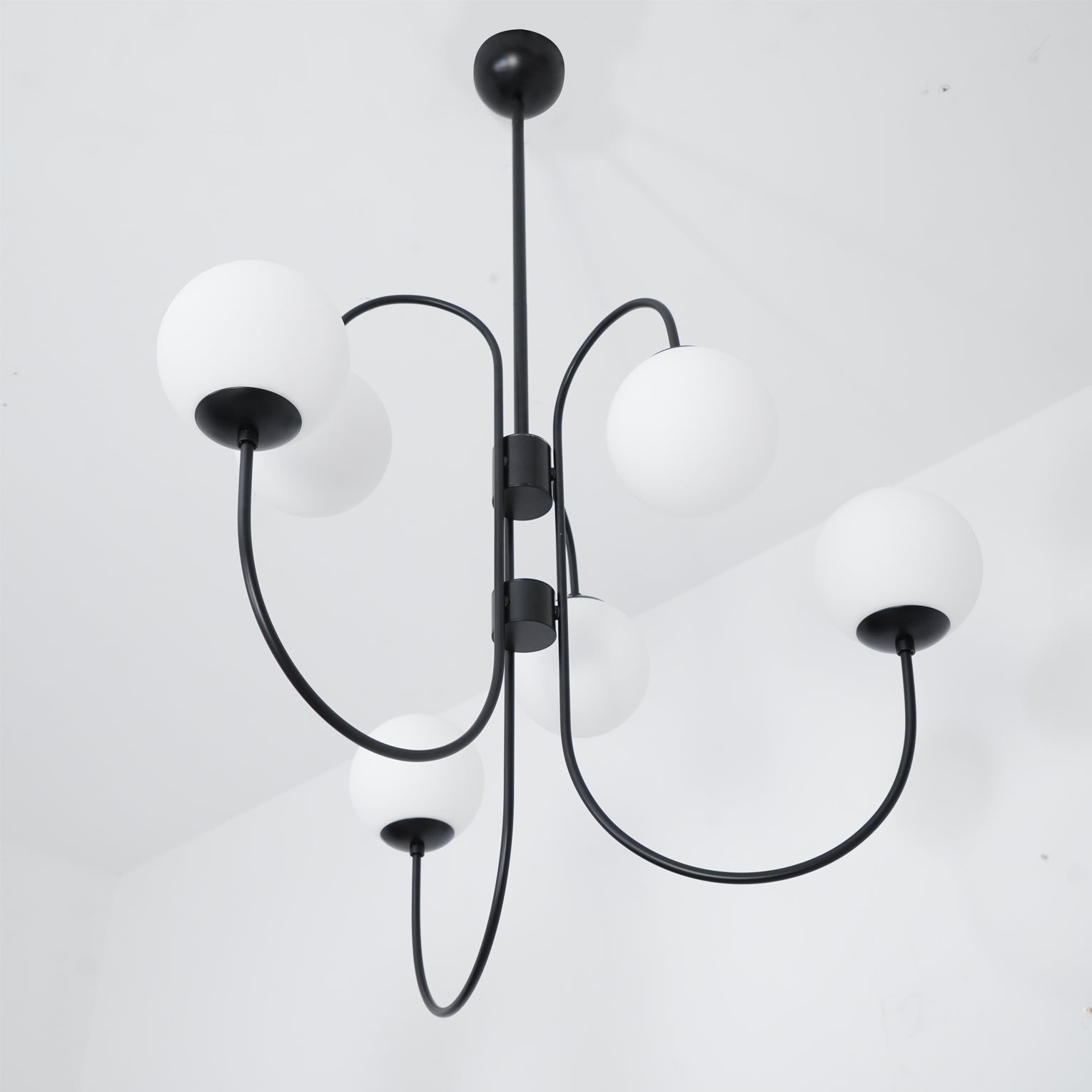 Zwanenhals Kroonluchter Ø76 cm – 8-Lichts Hanglamp met Glazen Bollen Goud/Zwart | Sansoti