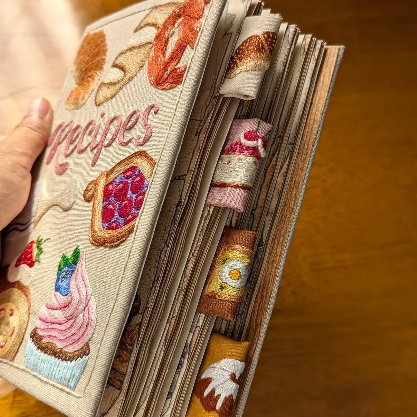 Handgemaakt Receptenboek met Geborduurd Omslag en Spatwaterdichte Pagina's | Sansoti