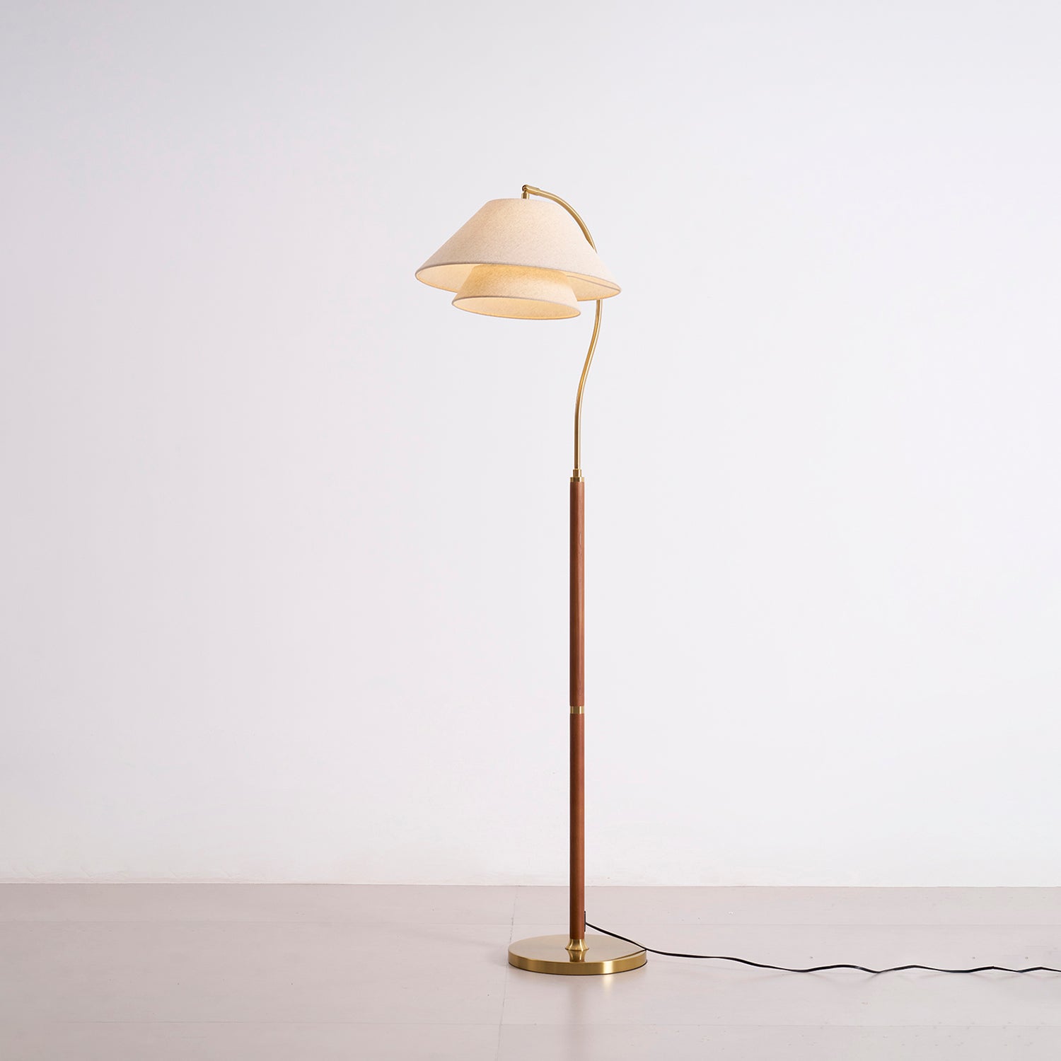 Luxuriöse Stehleuchte mit doppeltem Stoffschirm und Holzdetails – 155 cm hohes Design-Statement | Restfield