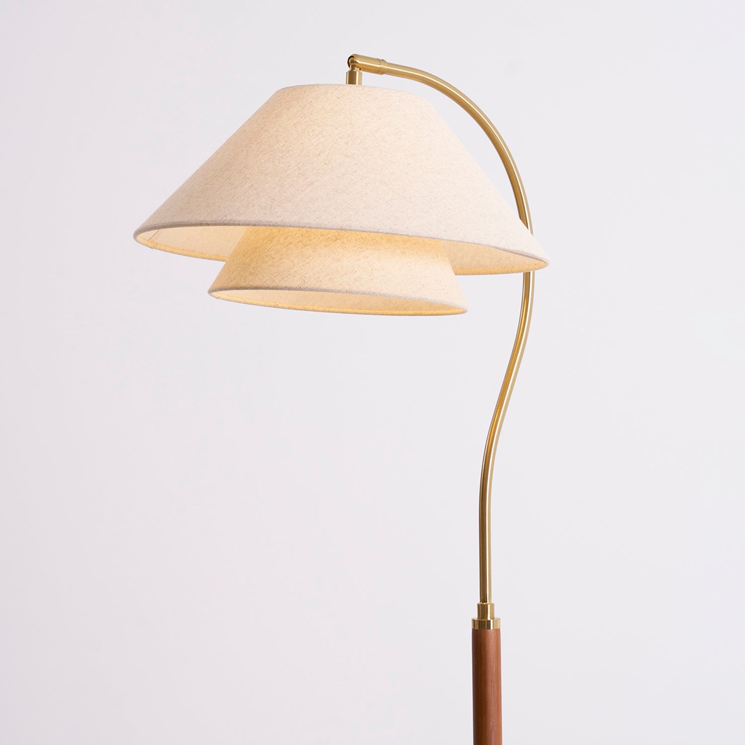 Luxuriöse Stehleuchte mit doppeltem Stoffschirm und Holzdetails – 155 cm hohes Design-Statement | Restfield